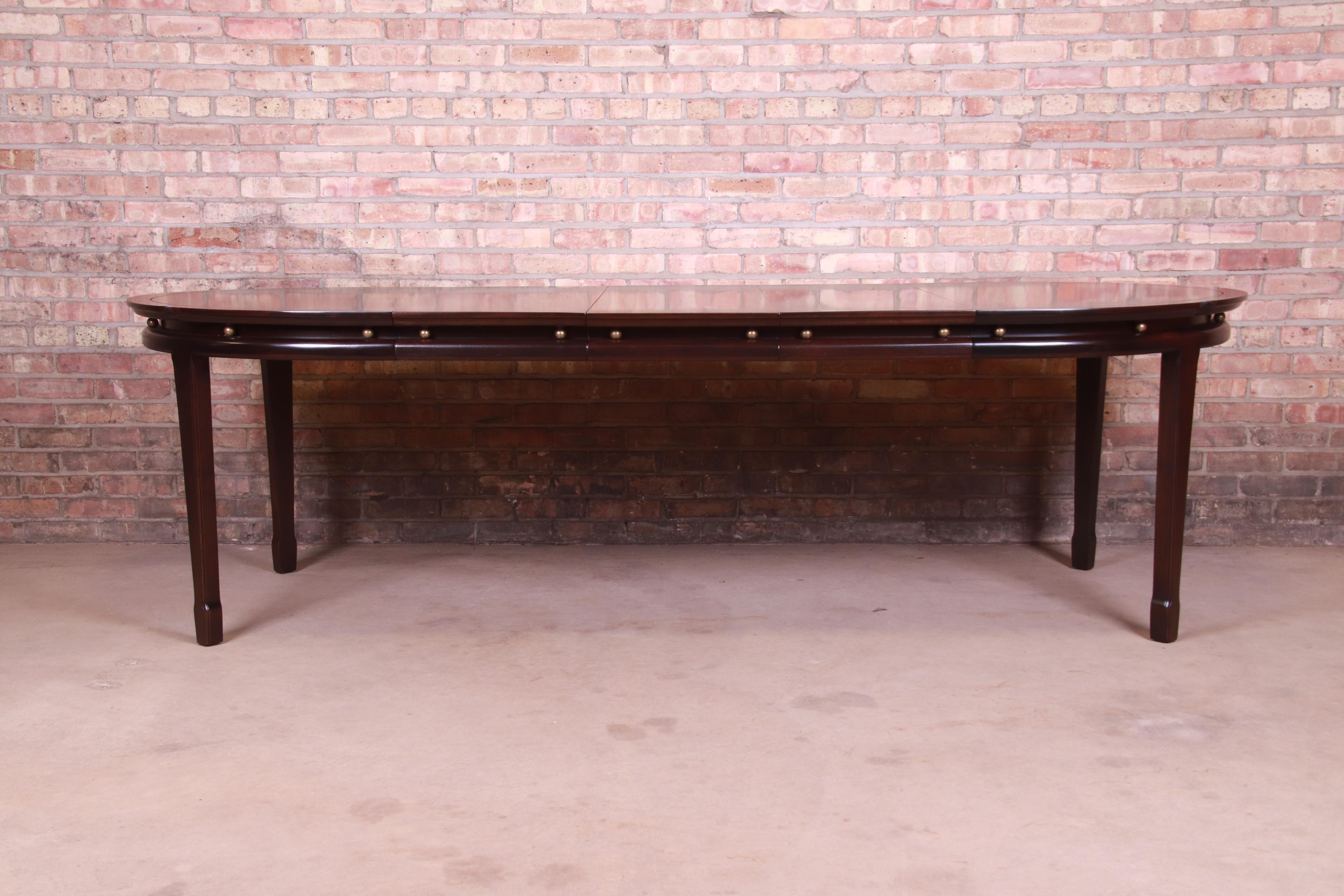 An exceptional Mid-Century Modern Hollywood Regency Chinoiserie extension dining table

By Widdicomb Furniture Co.

USA, 1950s

Walnut, with brass accents.

Measures: 54