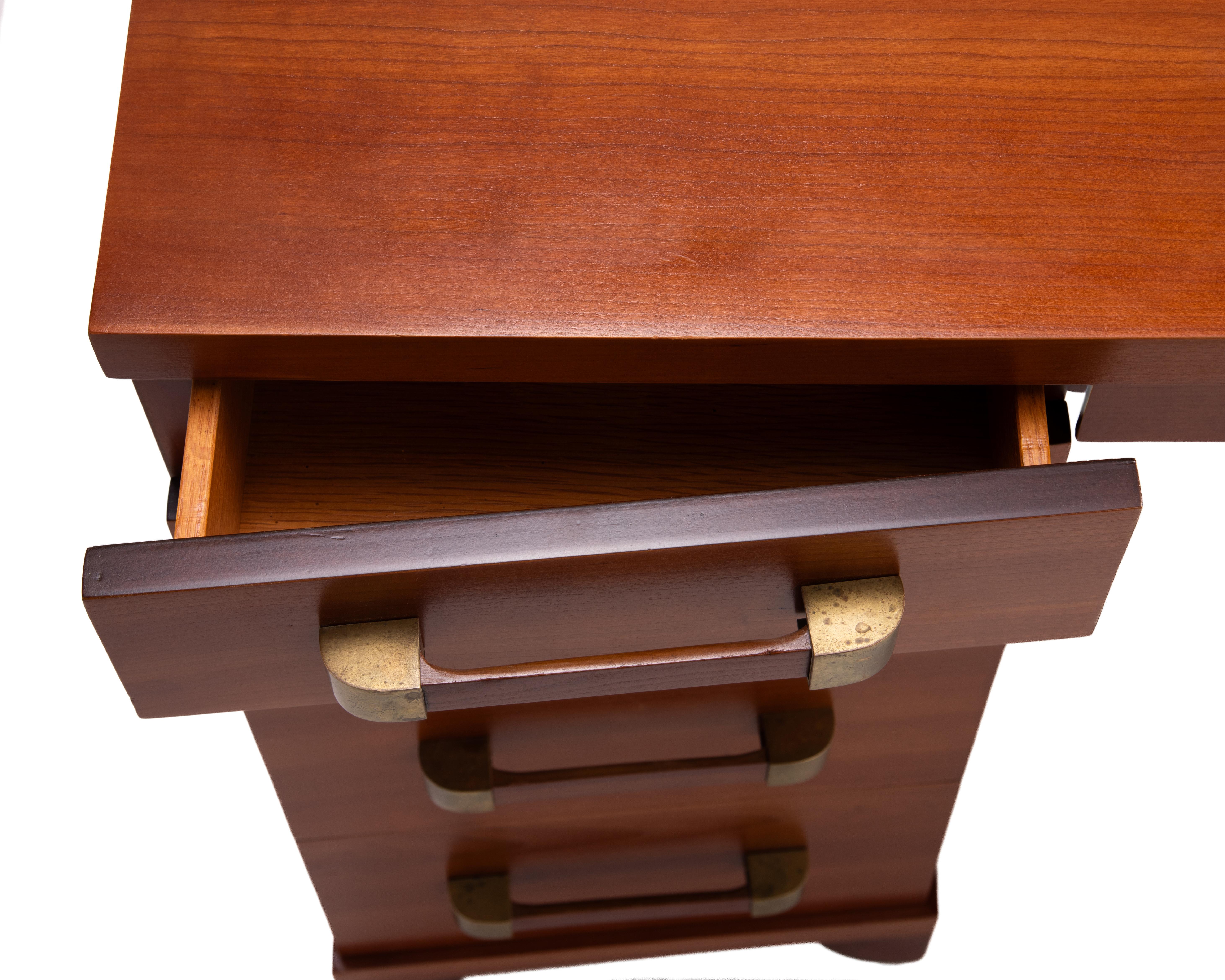 Widdicomb Kneehole Executive Desk Ciliegio Ottone Metà Secolo 1950 in vendita 7