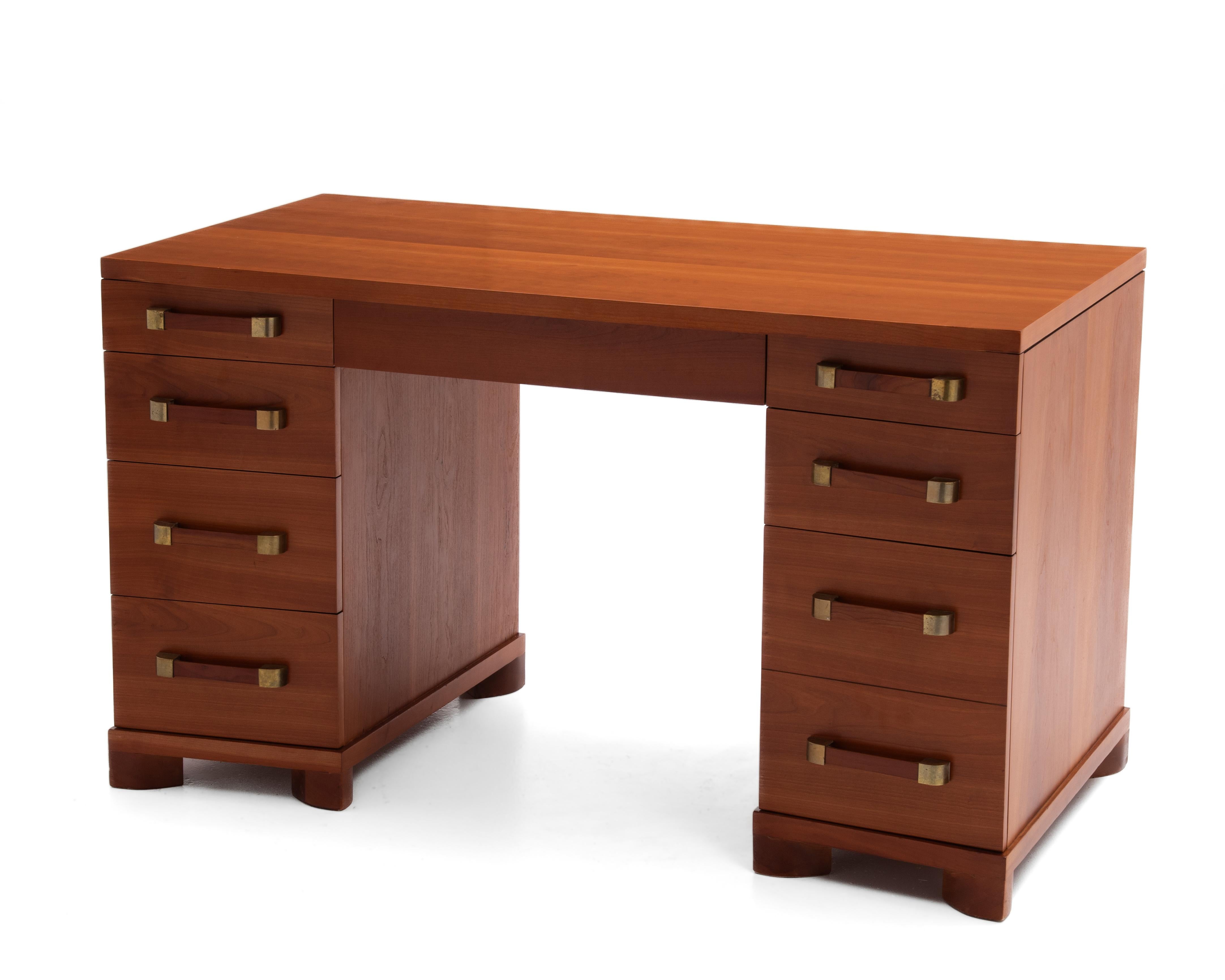 Mid-Century moderno Widdicomb Kneehole Executive Desk Ciliegio Ottone Metà Secolo 1950 in vendita