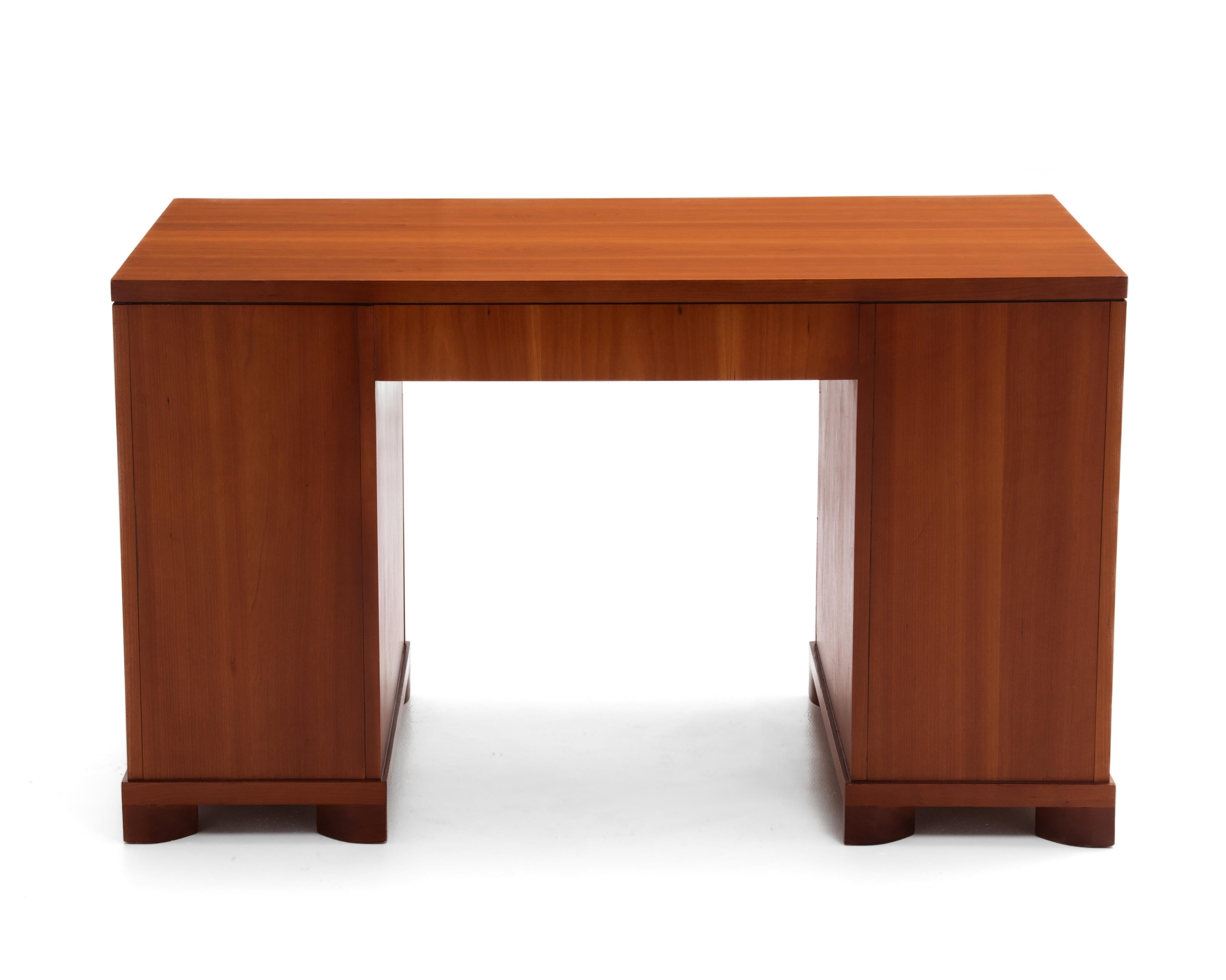 Widdicomb Kneehole Executive Desk Ciliegio Ottone Metà Secolo 1950 in vendita 1