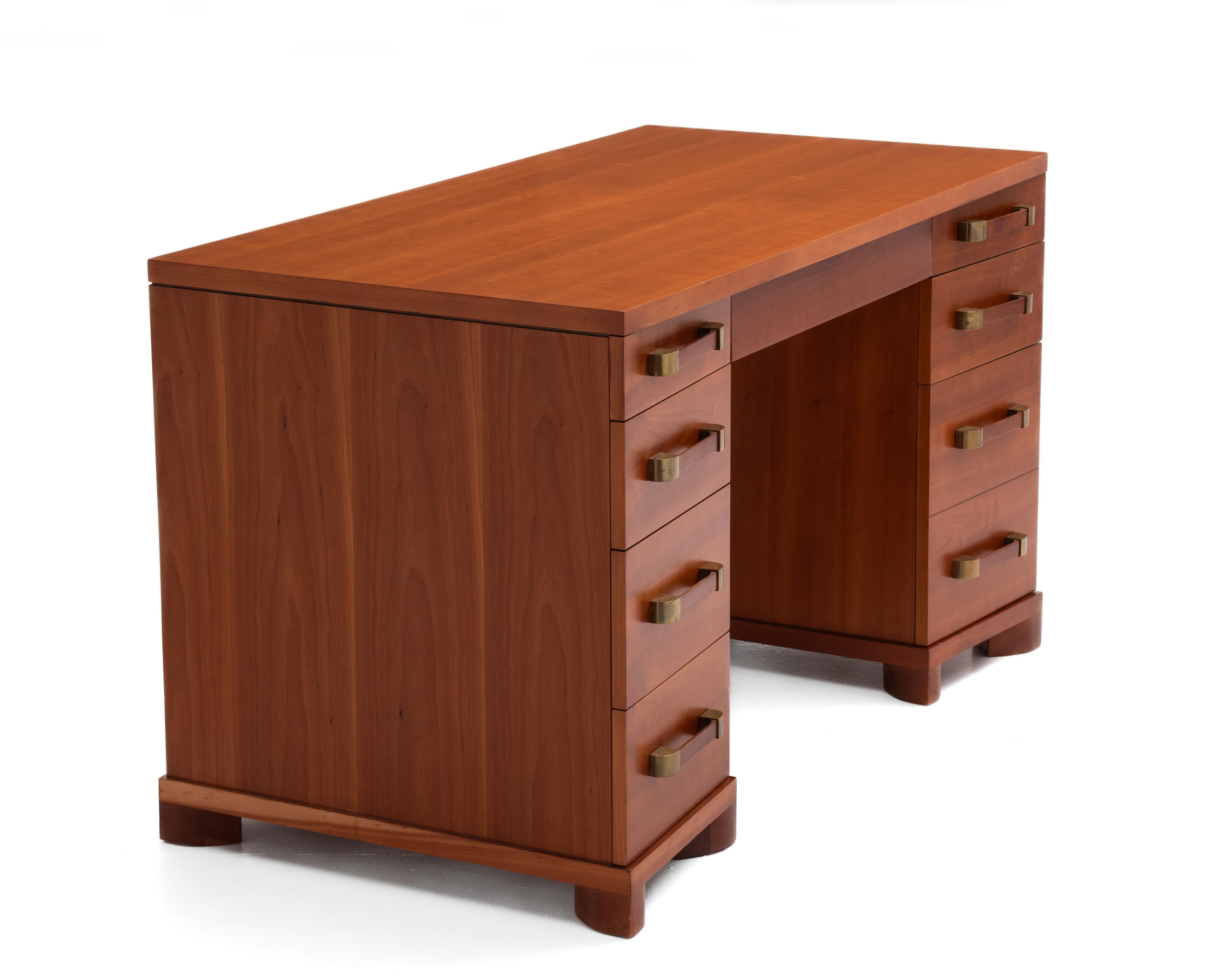 Widdicomb Kneehole Executive Desk Ciliegio Ottone Metà Secolo 1950 in vendita 3