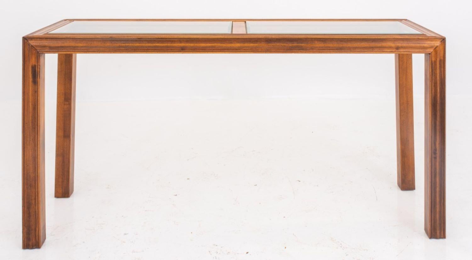 Table moderne en bois et en verre de marque John Widdicomb, années 1980, de forme rectangulaire avec un cadre moulé et des pieds droits moulés, le dessus étant garni de deux panneaux en verre biseauté. 26 po H x 55 po L x 16,5 po P