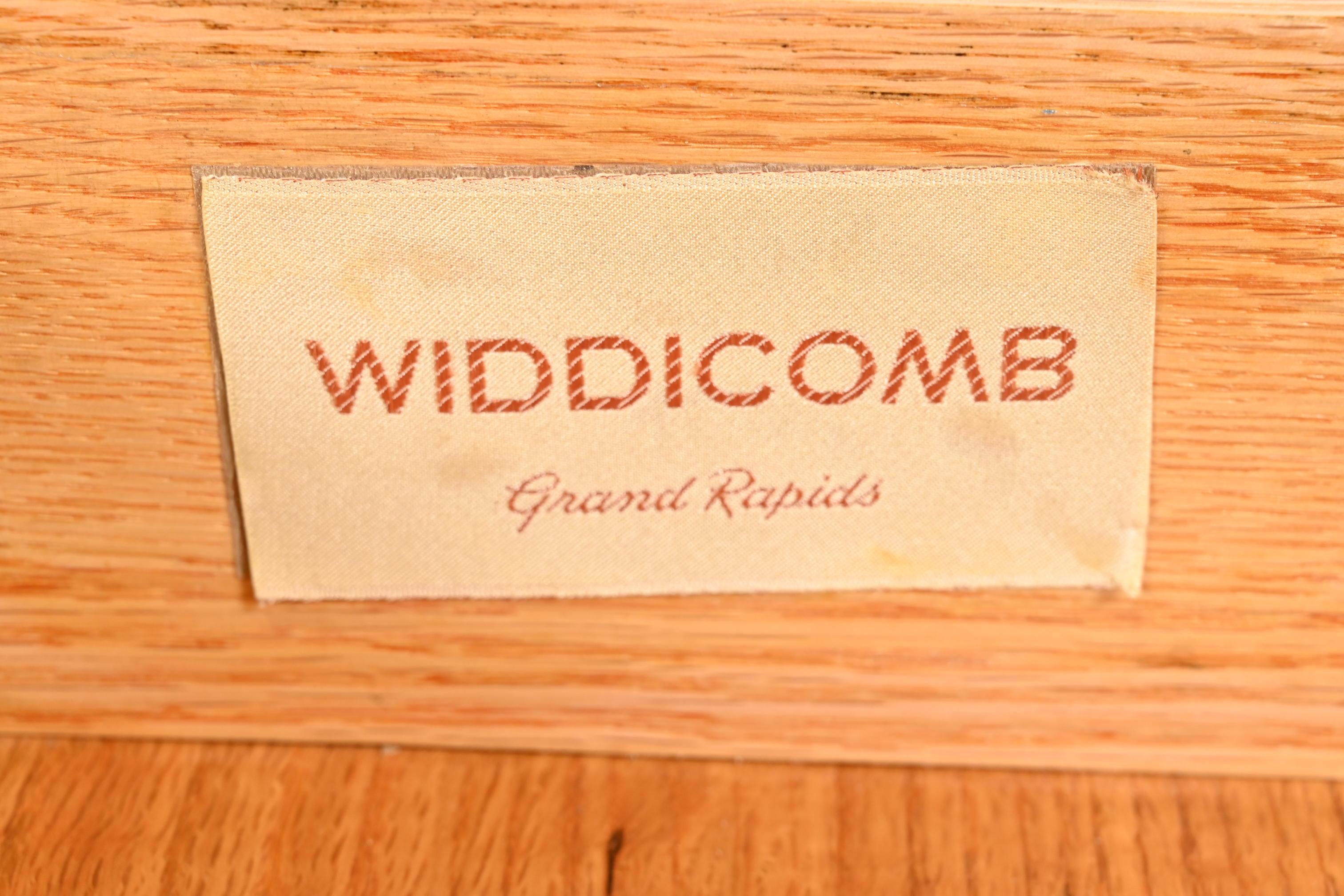 Widdicomb Mid-Century Modern Hollywood Regency Walnut Bedside Chests, Refinished For Sale 5
