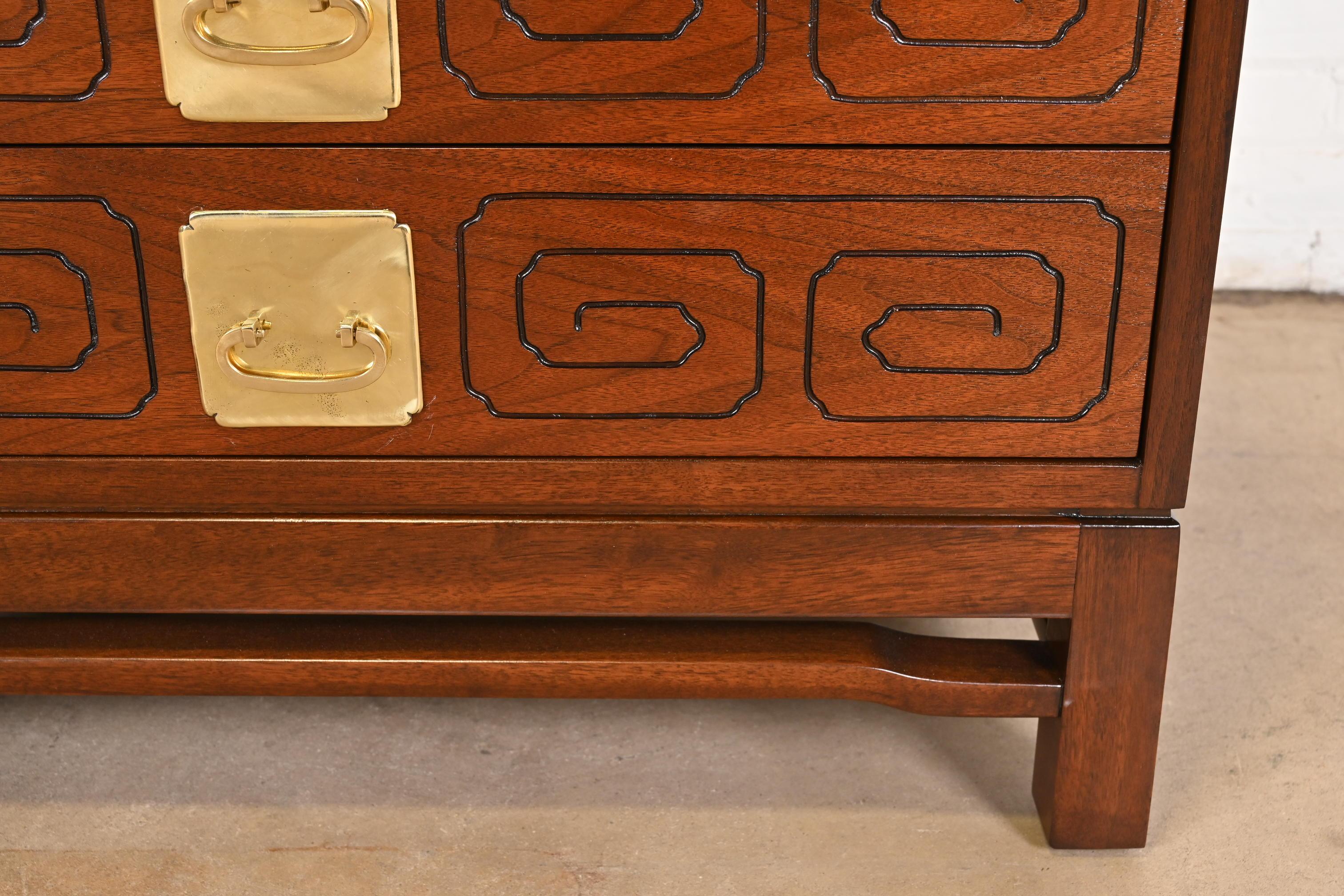 Commodes de chevet Widdicomb en noyer de style Hollywood Regency moderne du milieu du siècle dernier, revernies en vente 5