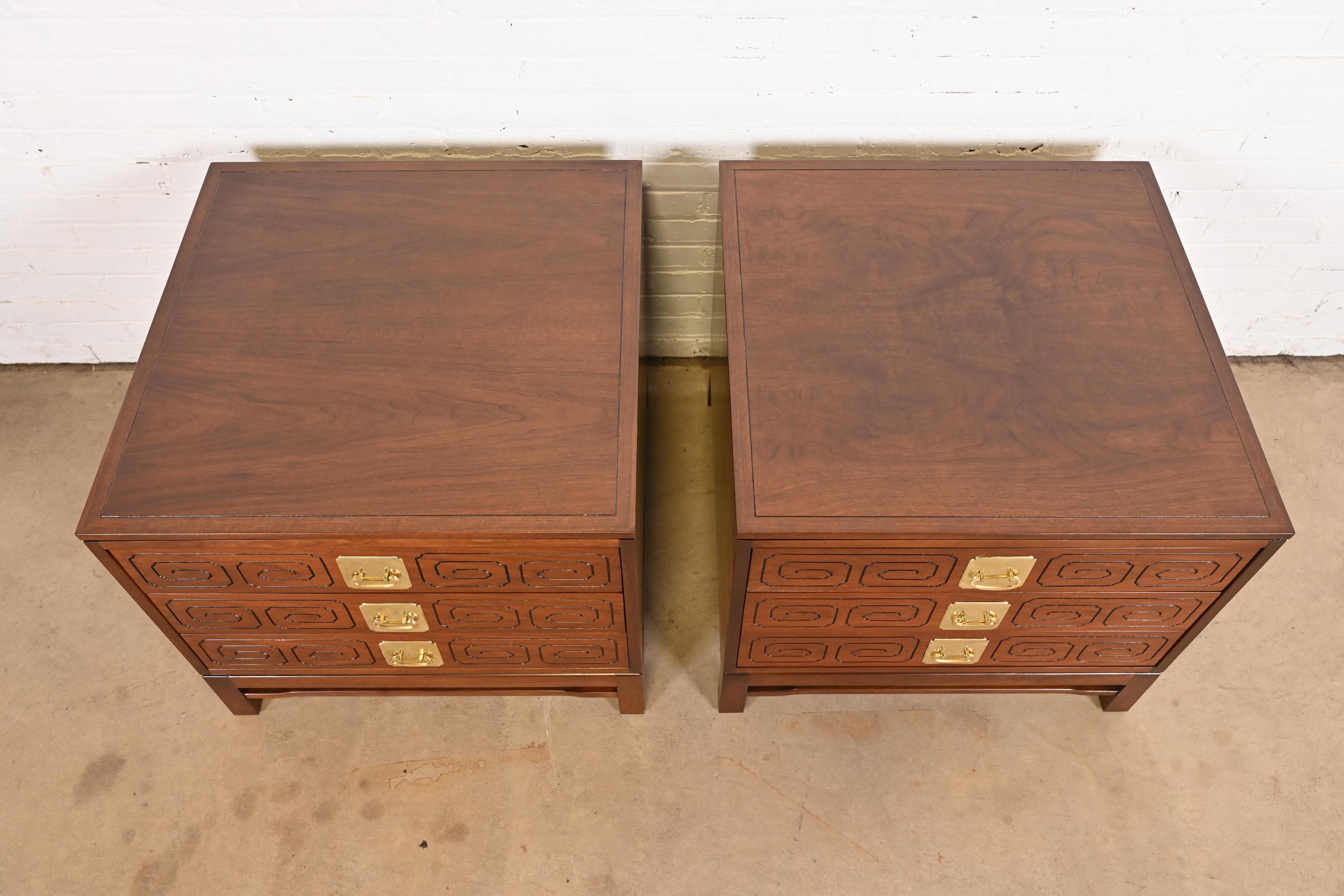 Commodes de chevet Widdicomb en noyer de style Hollywood Regency moderne du milieu du siècle dernier, revernies en vente 6