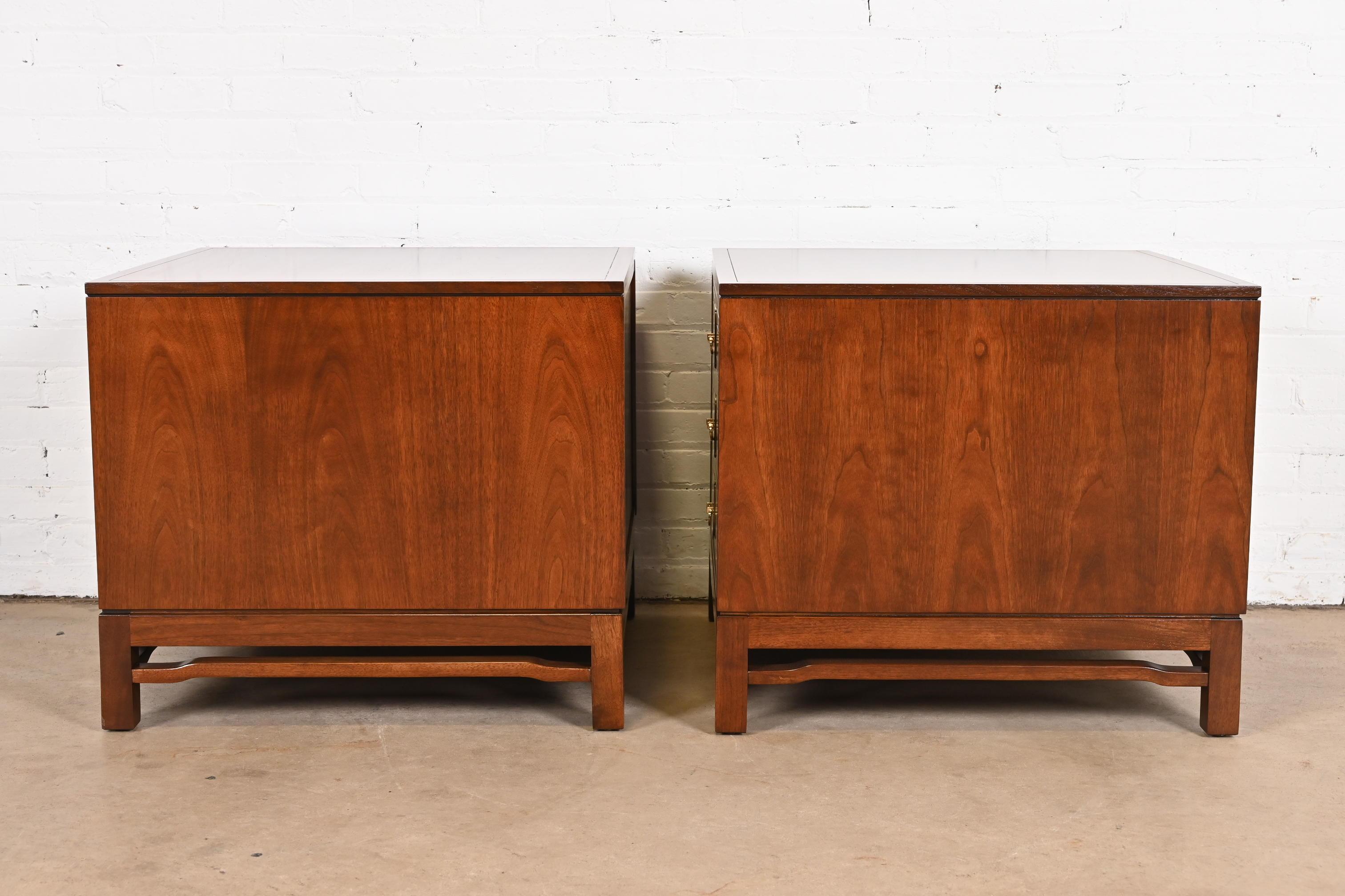 Commodes de chevet Widdicomb en noyer de style Hollywood Regency moderne du milieu du siècle dernier, revernies en vente 7