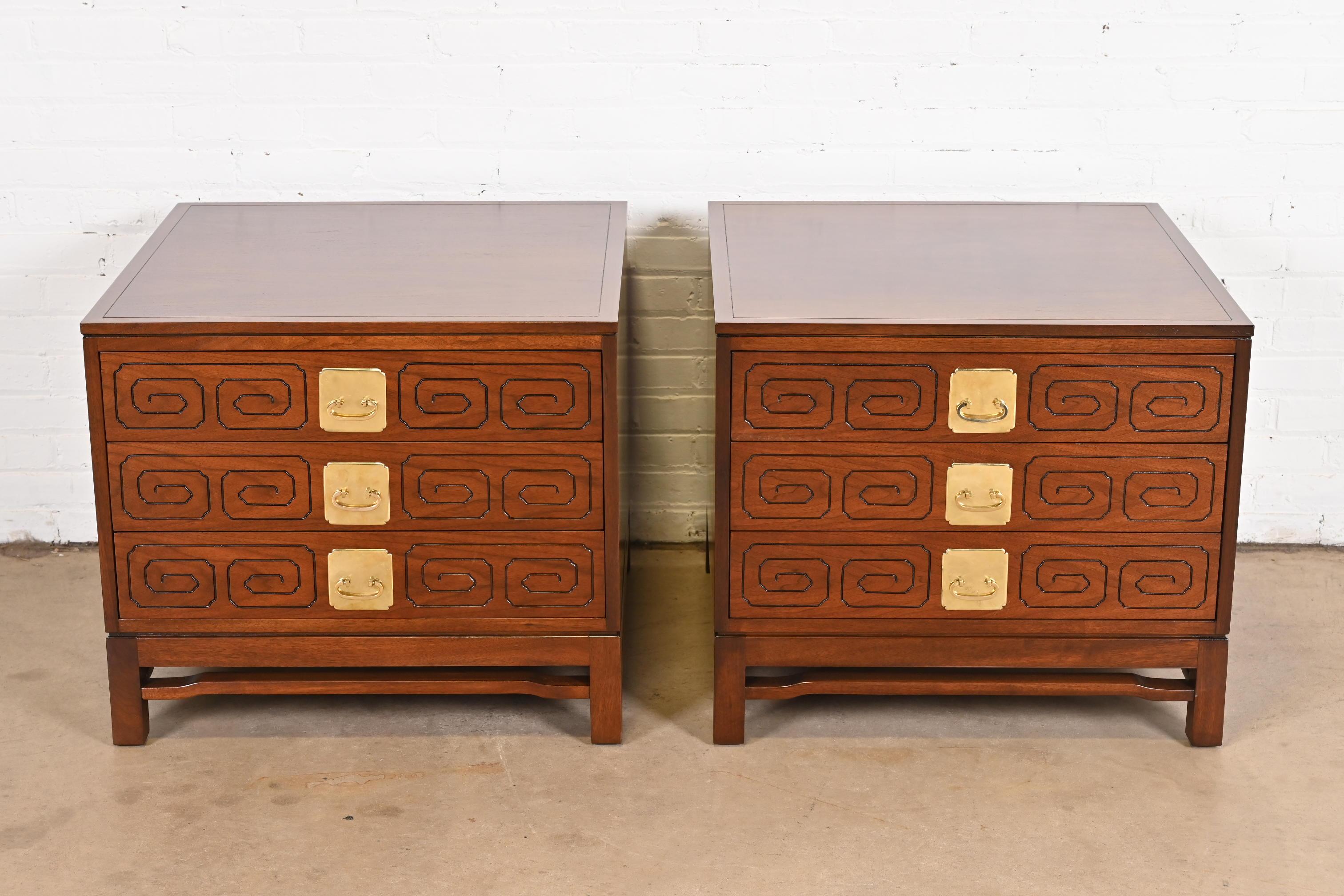 Mid-Century Modern Commodes de chevet Widdicomb en noyer de style Hollywood Regency moderne du milieu du siècle dernier, revernies en vente
