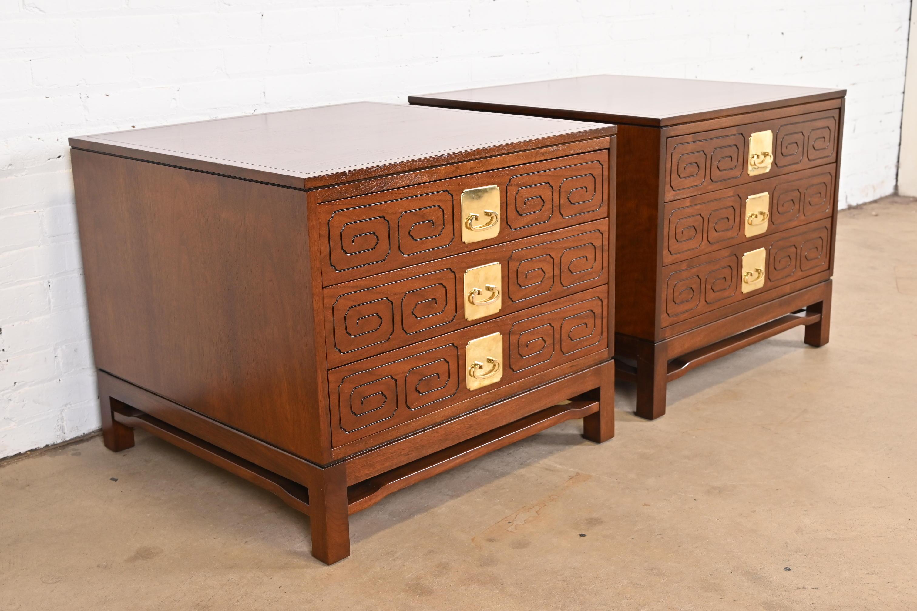 Laiton Commodes de chevet Widdicomb en noyer de style Hollywood Regency moderne du milieu du siècle dernier, revernies en vente