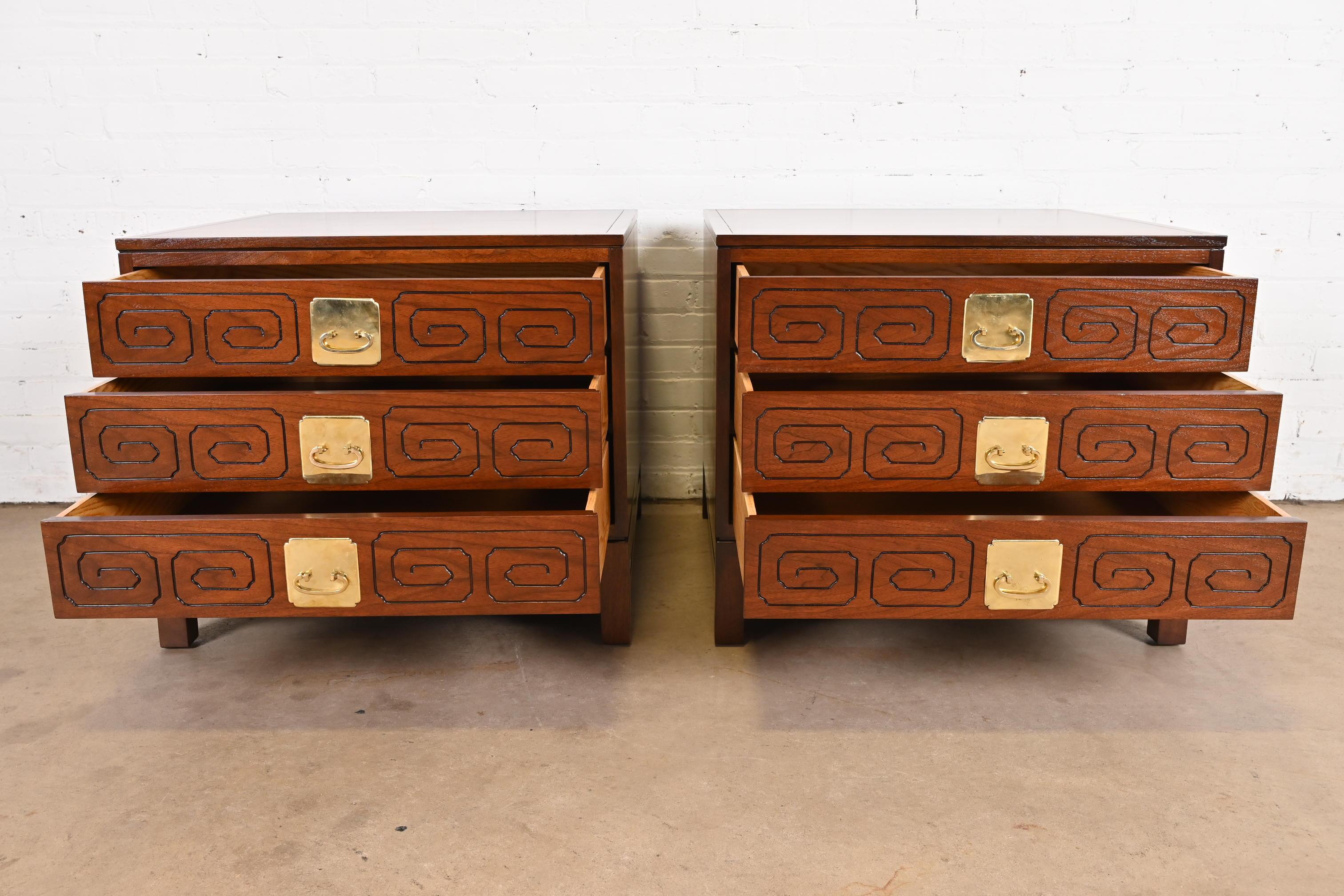 Commodes de chevet Widdicomb en noyer de style Hollywood Regency moderne du milieu du siècle dernier, revernies en vente 1