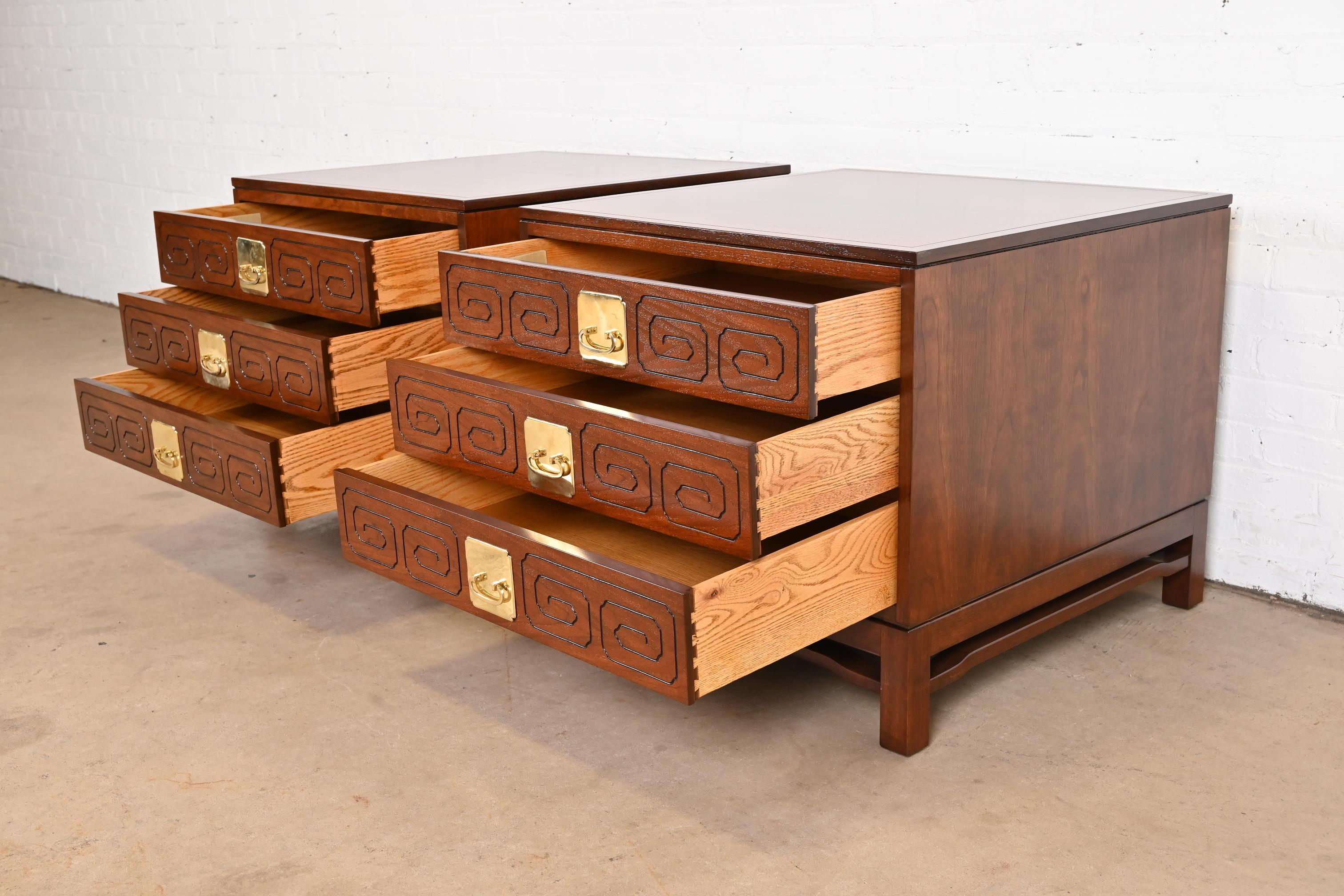Commodes de chevet Widdicomb en noyer de style Hollywood Regency moderne du milieu du siècle dernier, revernies en vente 2