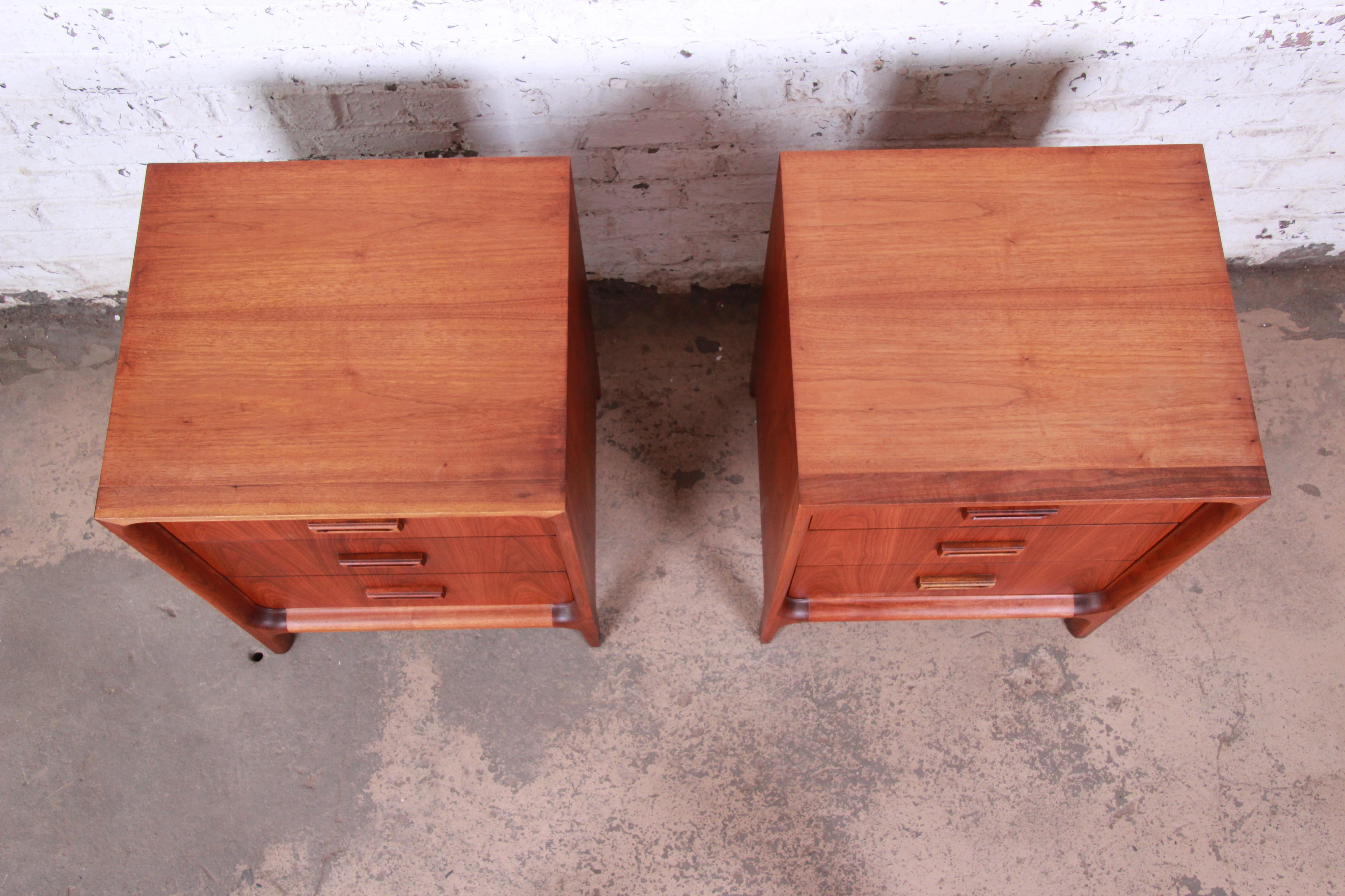 Widdicomb Mid-Century Modern Walnut Bachelor Chests or Large Nightstands In Good Condition In South Bend, IN
