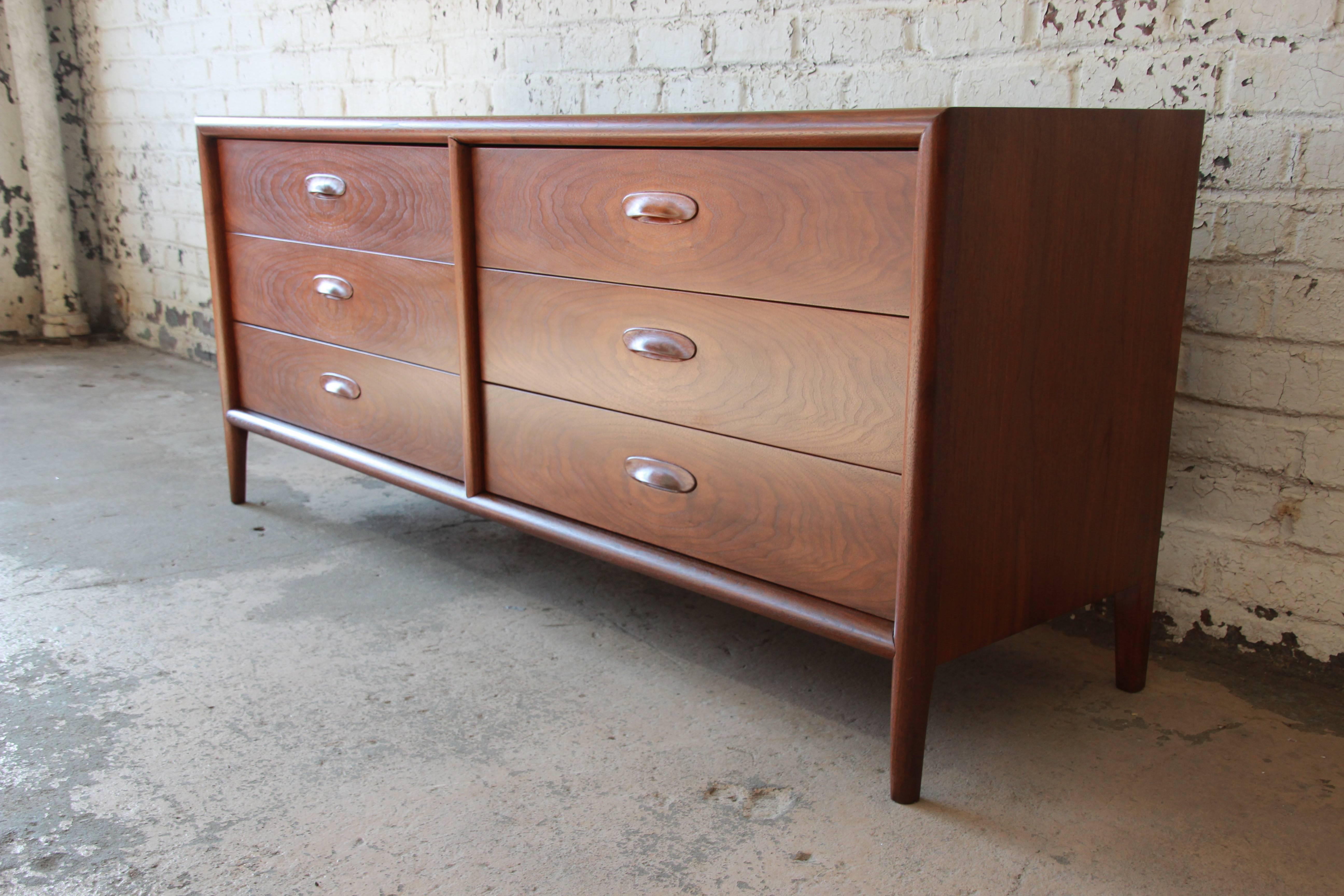 Widdicomb Mid-Century Modern Walnut Six-Drawer Dresser or Credenza In Excellent Condition In South Bend, IN