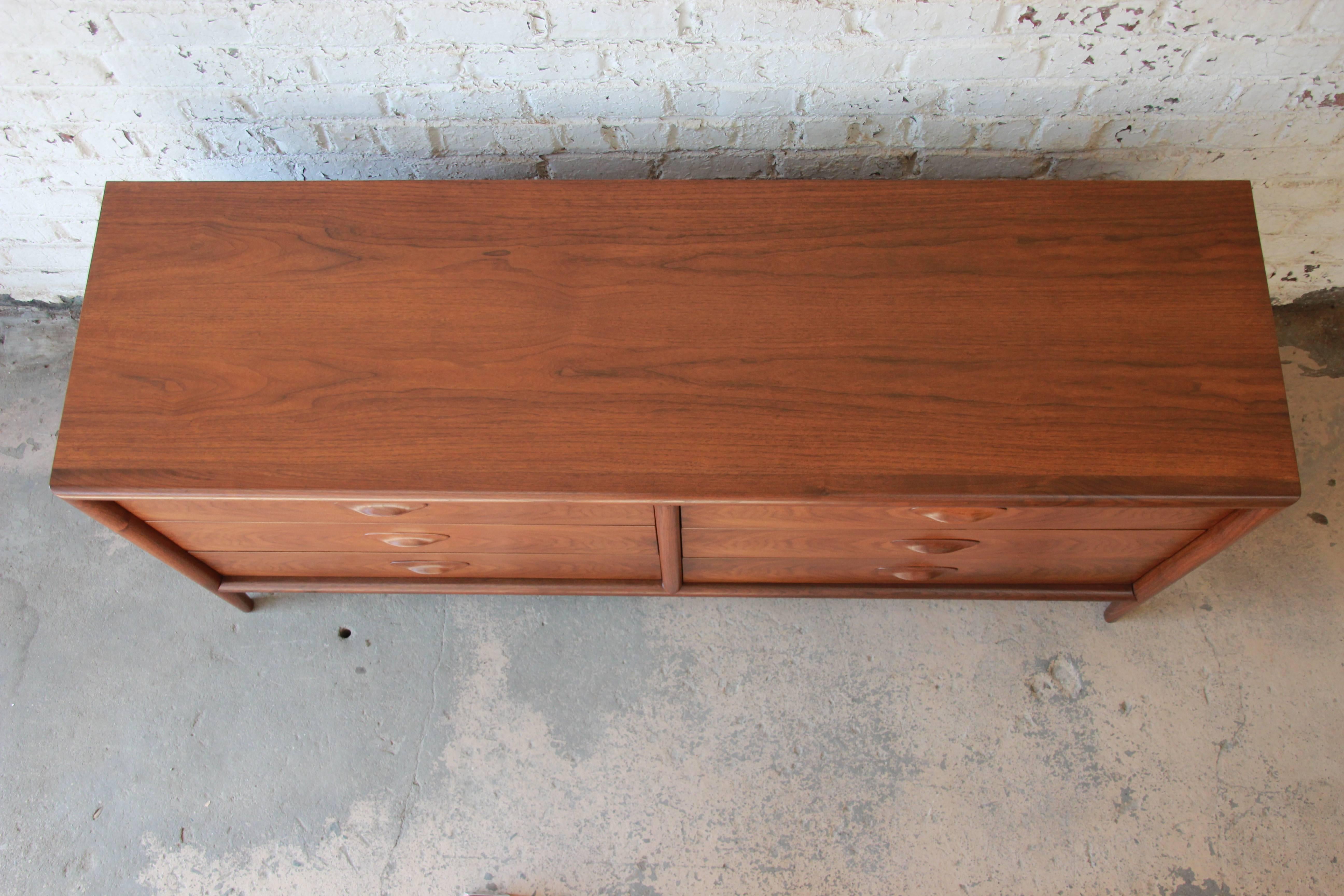 Widdicomb Mid-Century Modern Walnut Six-Drawer Dresser or Credenza 2