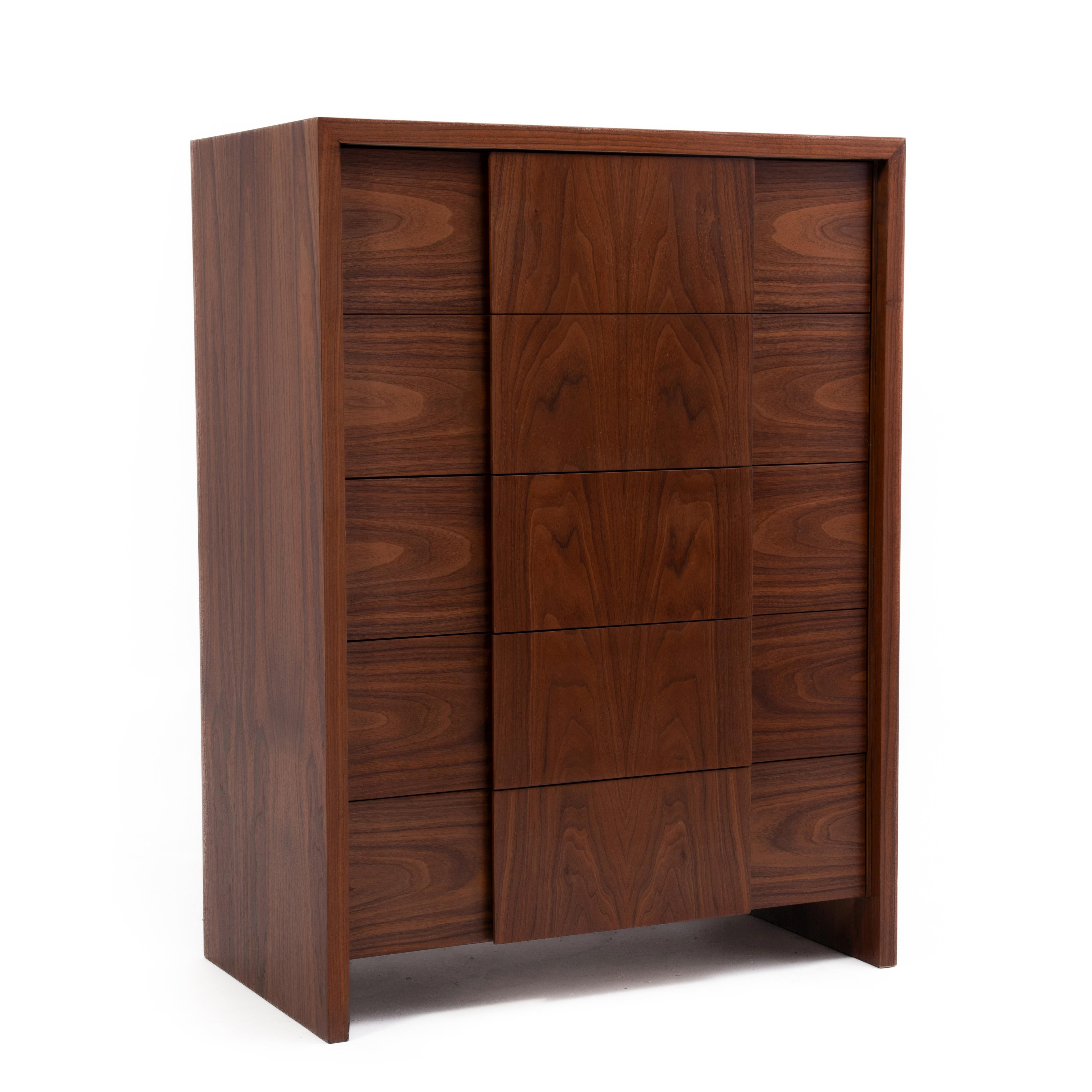 Widdicomb, cassettiera a cinque cassetti in legno di noce del Medioevo, restaurata in vendita 3