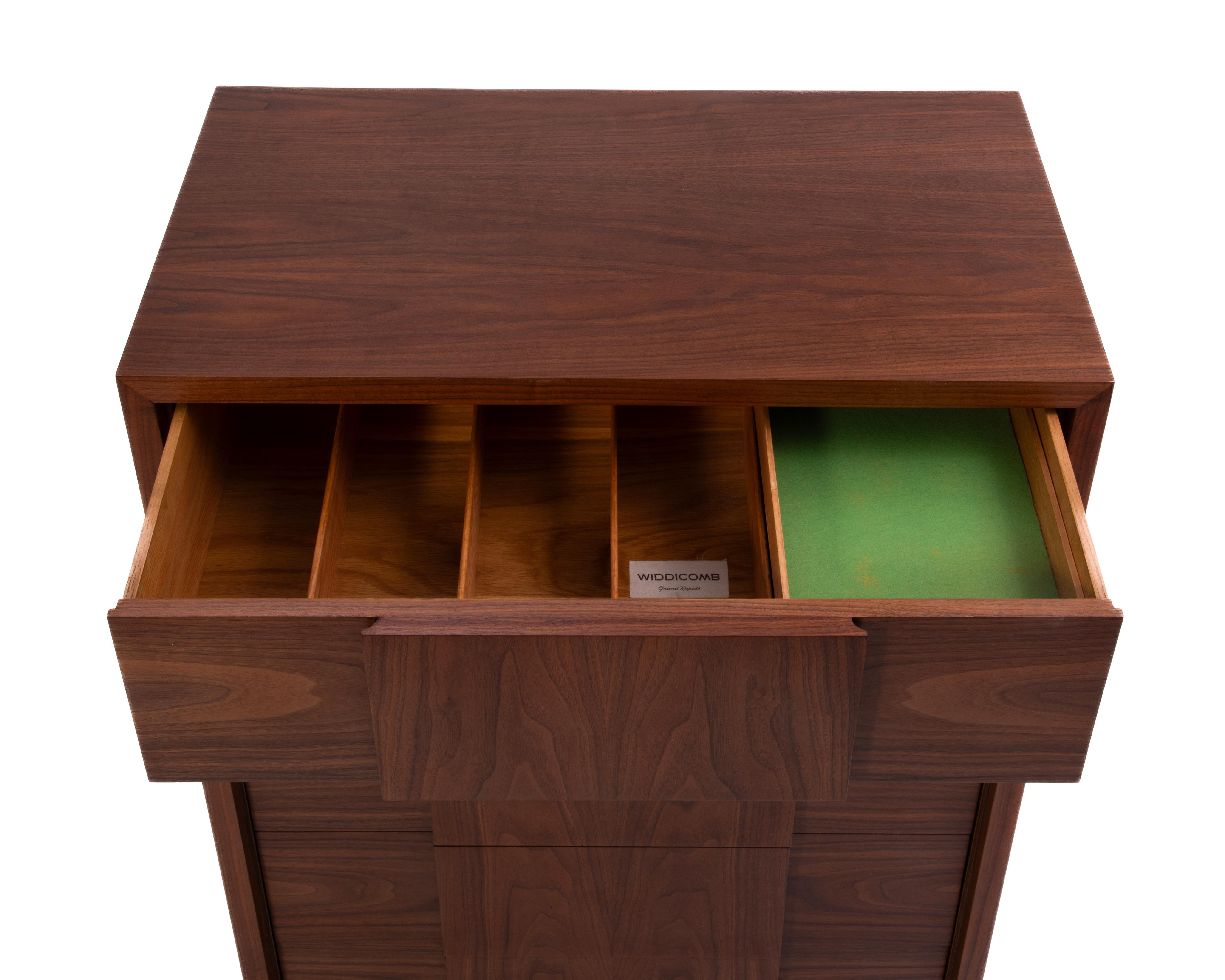 Widdicomb, cassettiera a cinque cassetti in legno di noce del Medioevo, restaurata in vendita 7