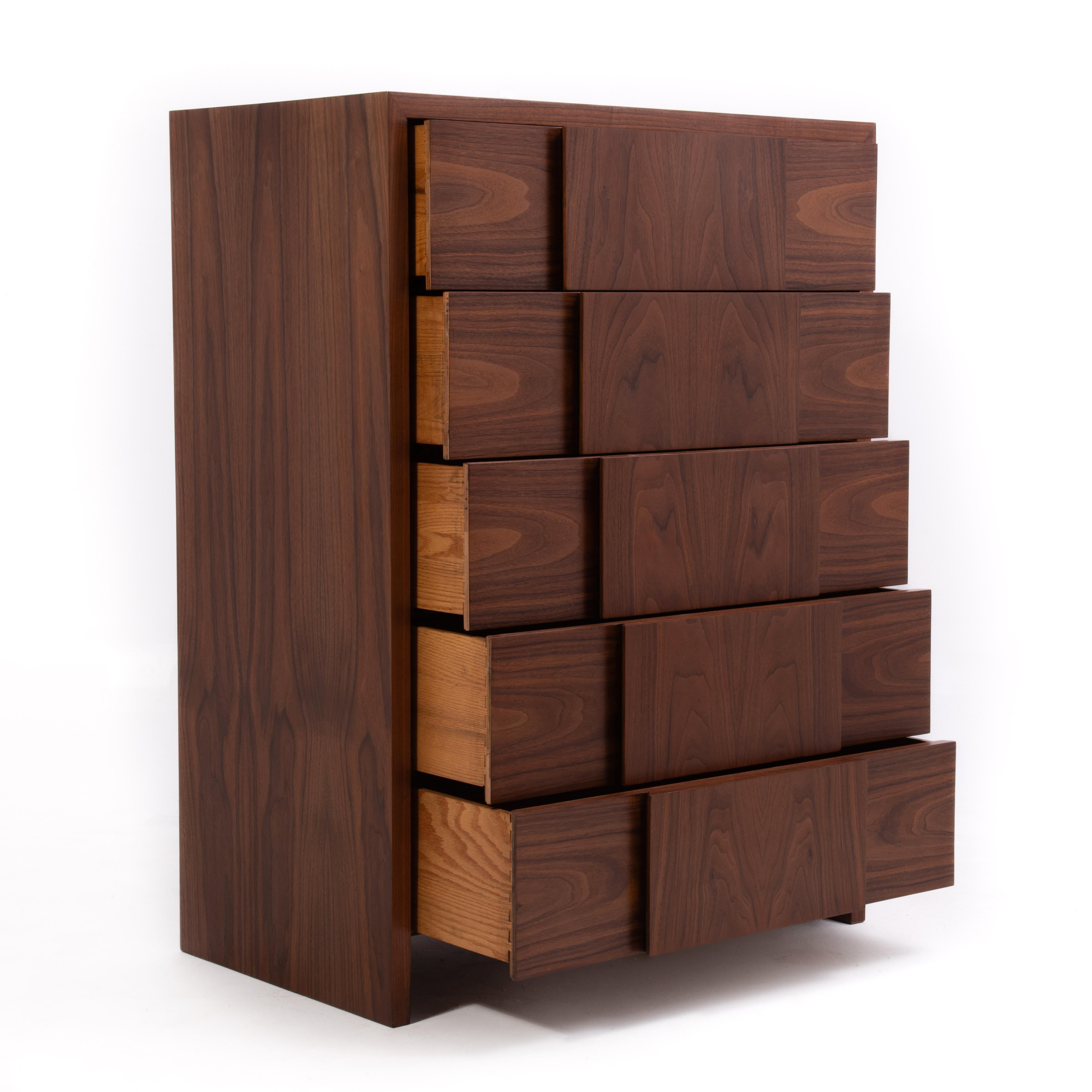 Una cassapanca alta assolutamente straordinaria della Widdicomb Furniture Company. CA anni '50. Le venature del noce hanno una profondità e una chiarezza che superano di gran lunga la finitura opaca originale. 
Questo pezzo è sempre stato ben amato