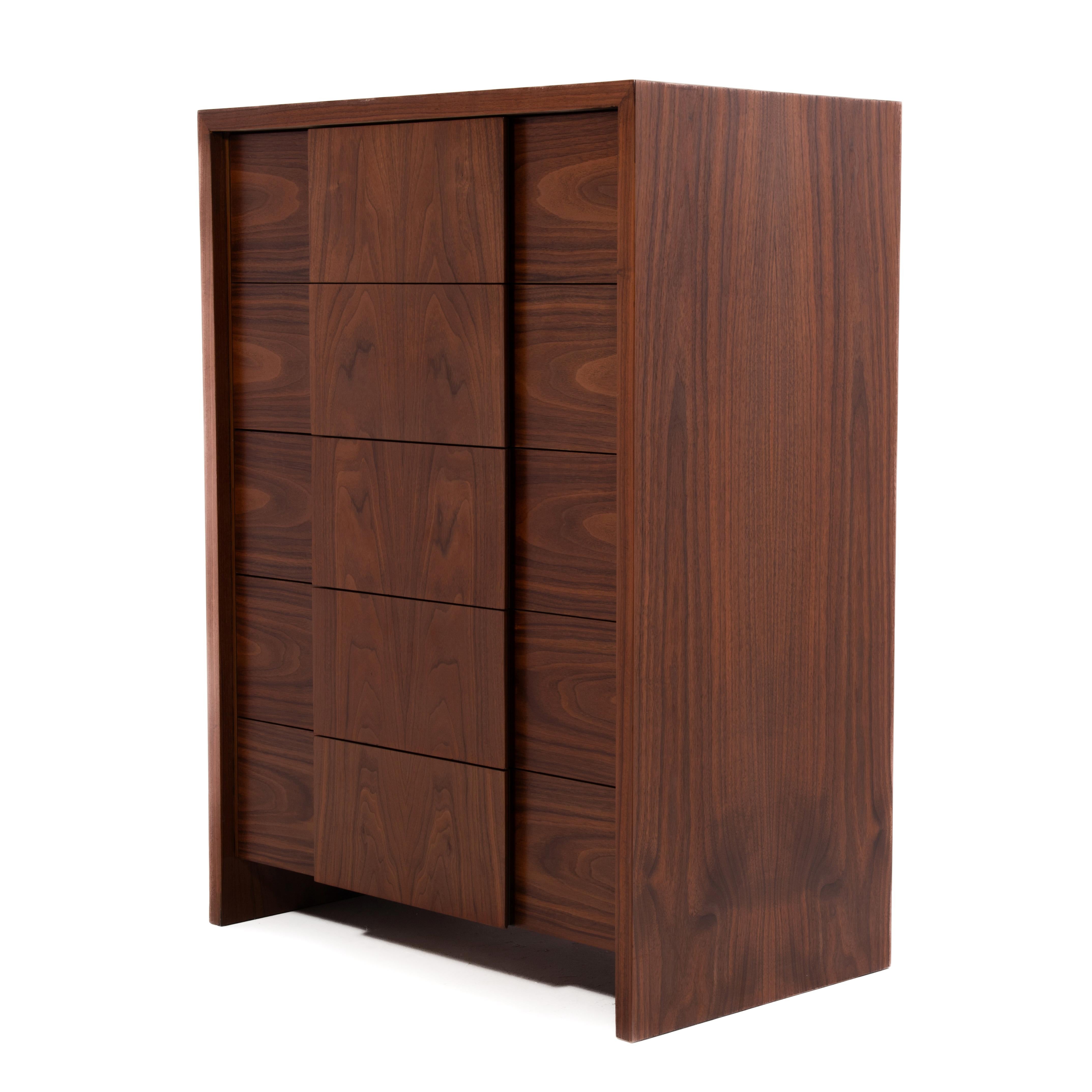 Americano Widdicomb, cassettiera a cinque cassetti in legno di noce del Medioevo, restaurata in vendita