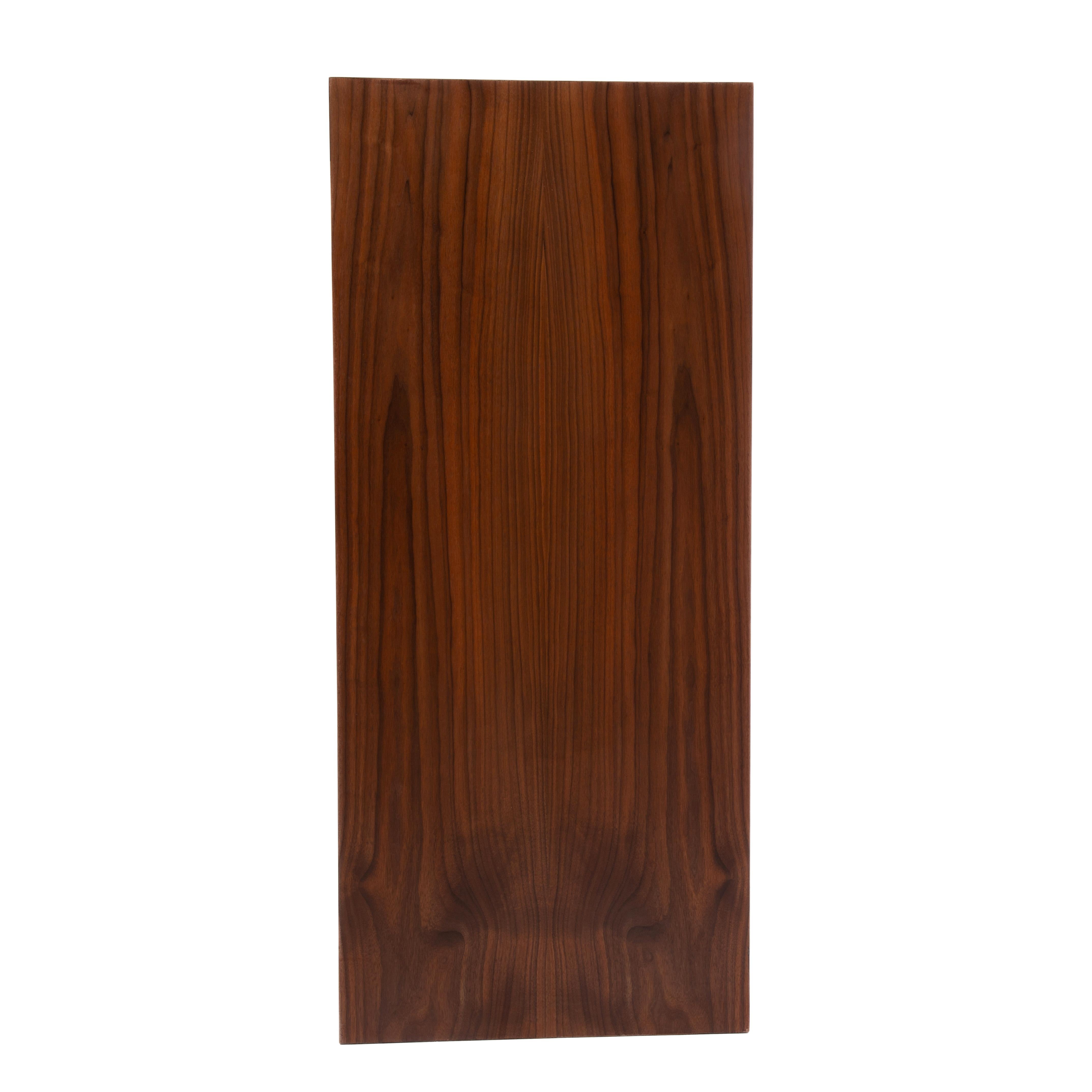 Widdicomb, cassettiera a cinque cassetti in legno di noce del Medioevo, restaurata In condizioni buone in vendita a Forest Grove, PA