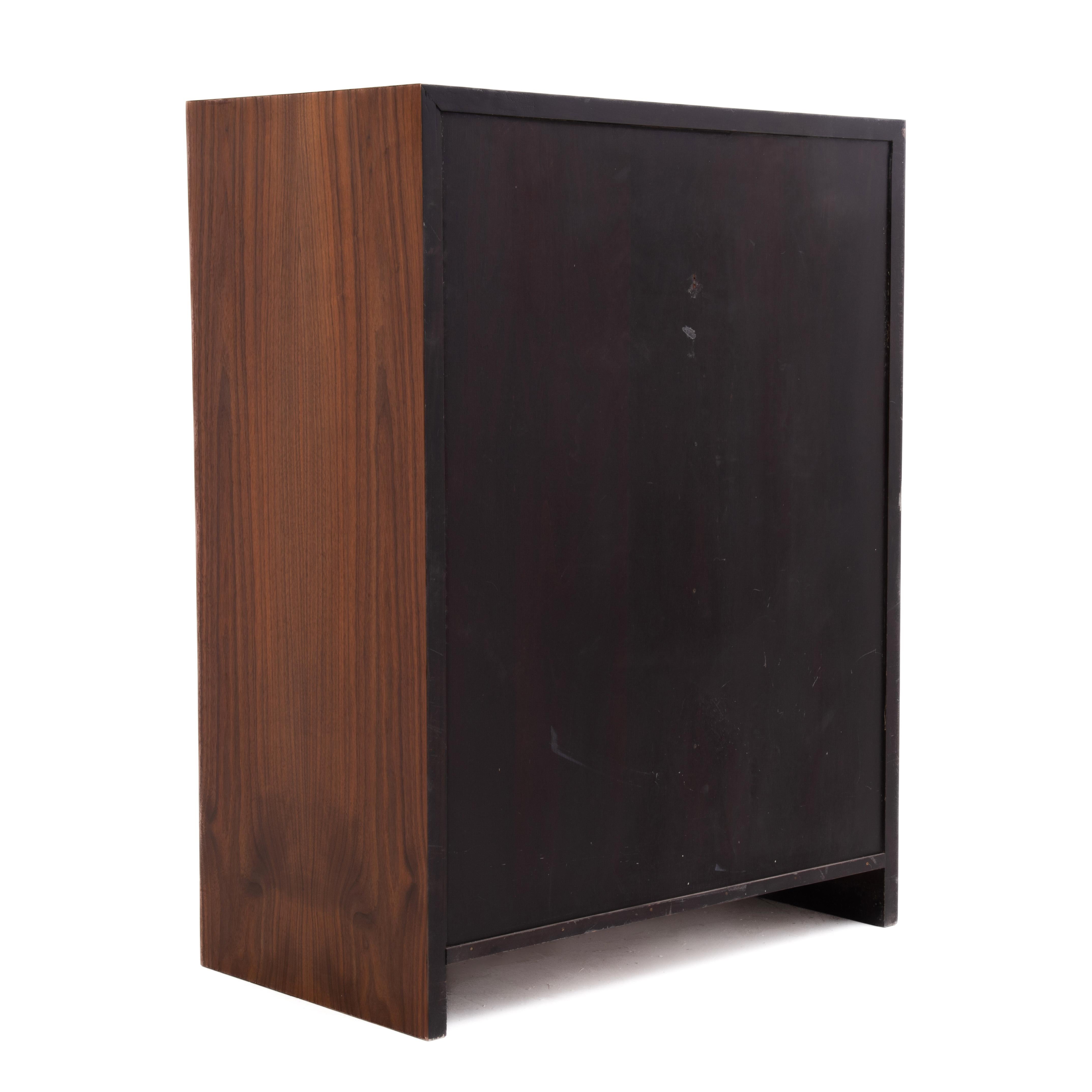 Metà XX secolo Widdicomb, cassettiera a cinque cassetti in legno di noce del Medioevo, restaurata in vendita