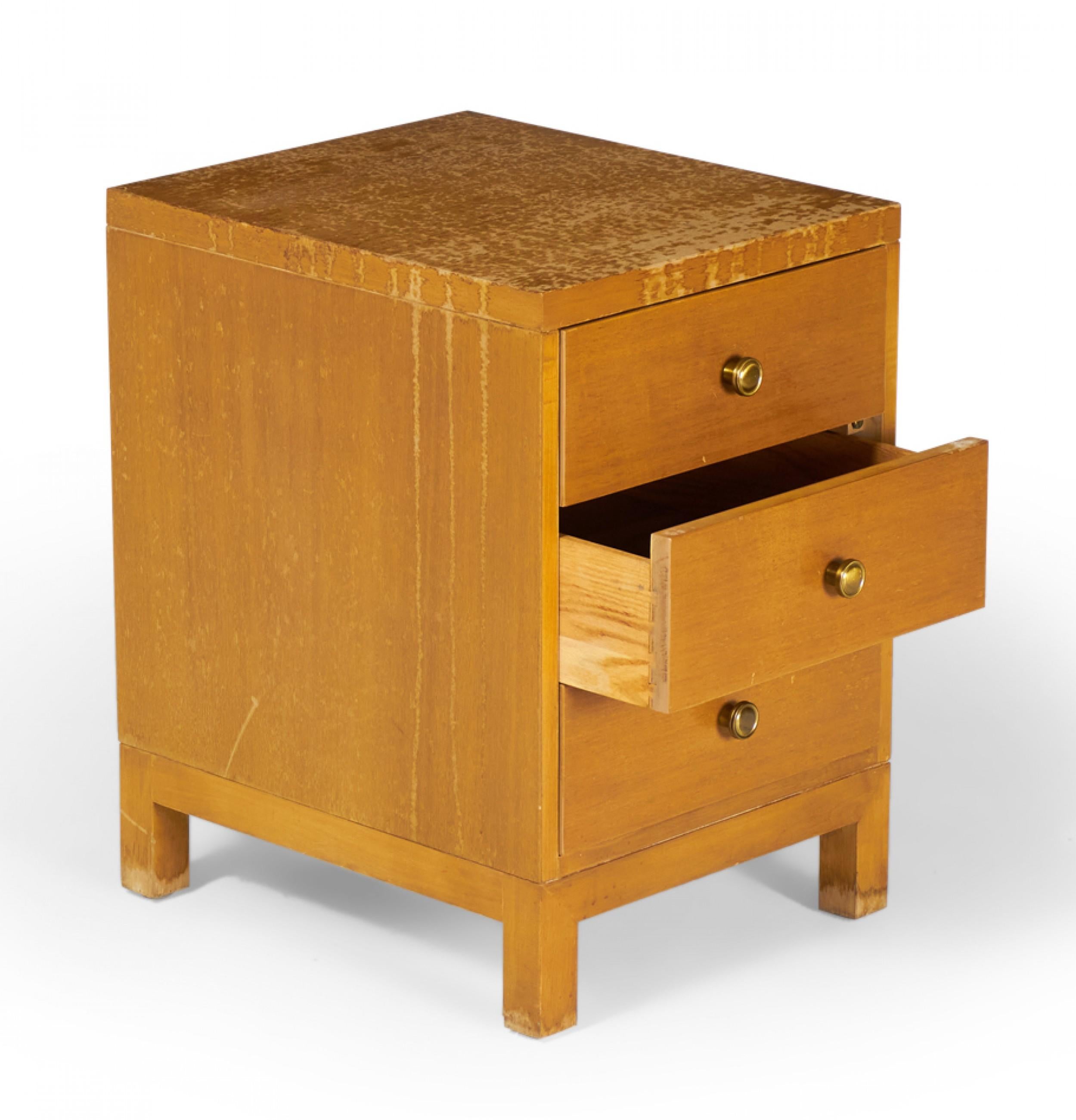 Widdicomb Moderner amerikanischer Mid-Century-Nachttisch mit drei Schubladen aus Nussbaumholz 3