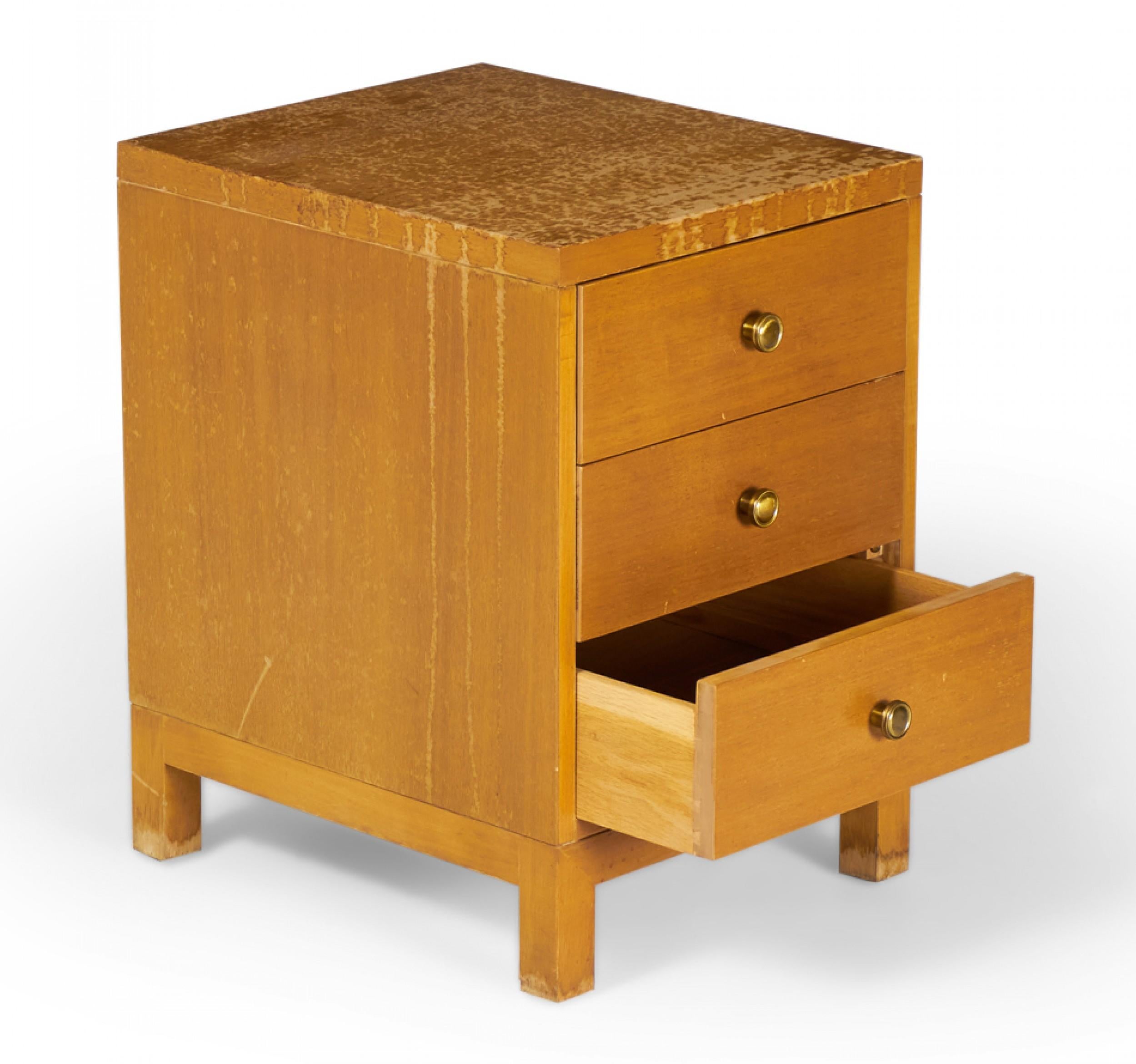 Widdicomb Moderner amerikanischer Mid-Century-Nachttisch mit drei Schubladen aus Nussbaumholz 4