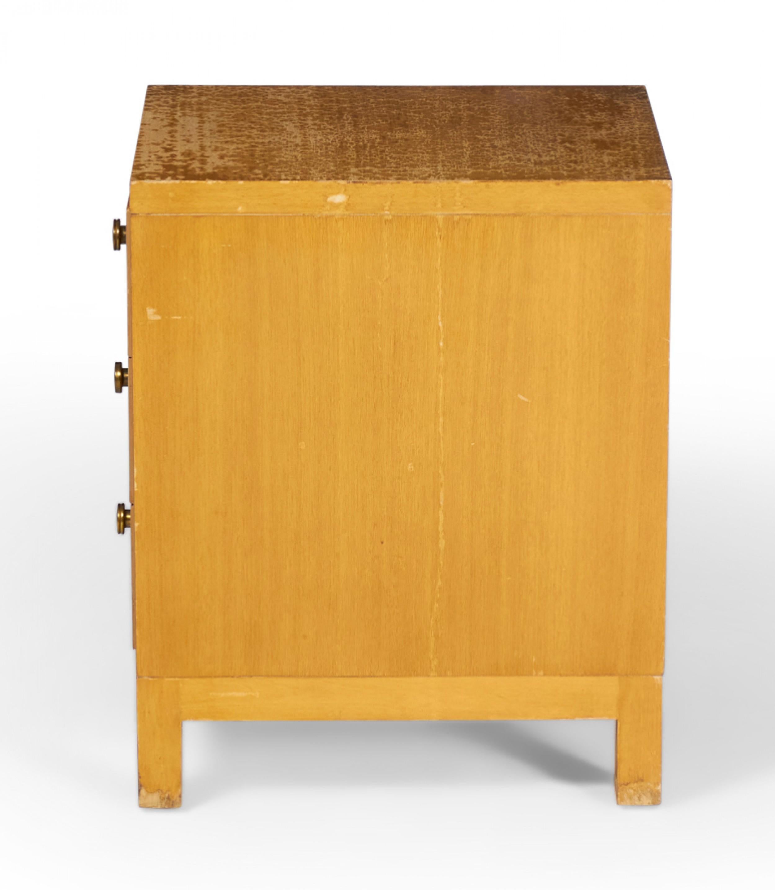 Widdicomb Moderner amerikanischer Mid-Century-Nachttisch mit drei Schubladen aus Nussbaumholz (Moderne der Mitte des Jahrhunderts)