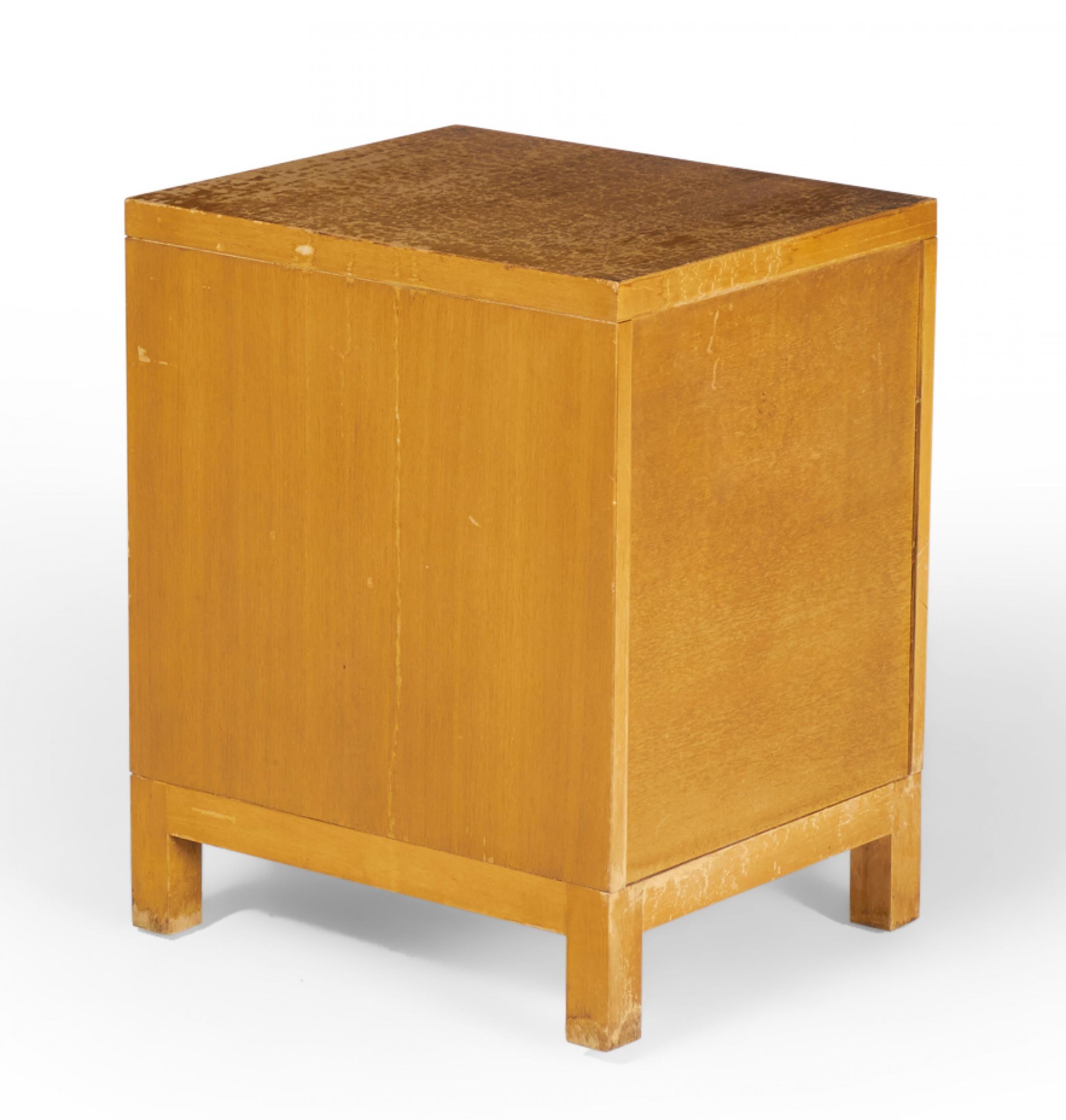 Widdicomb Moderner amerikanischer Mid-Century-Nachttisch mit drei Schubladen aus Nussbaumholz (Handgefertigt)