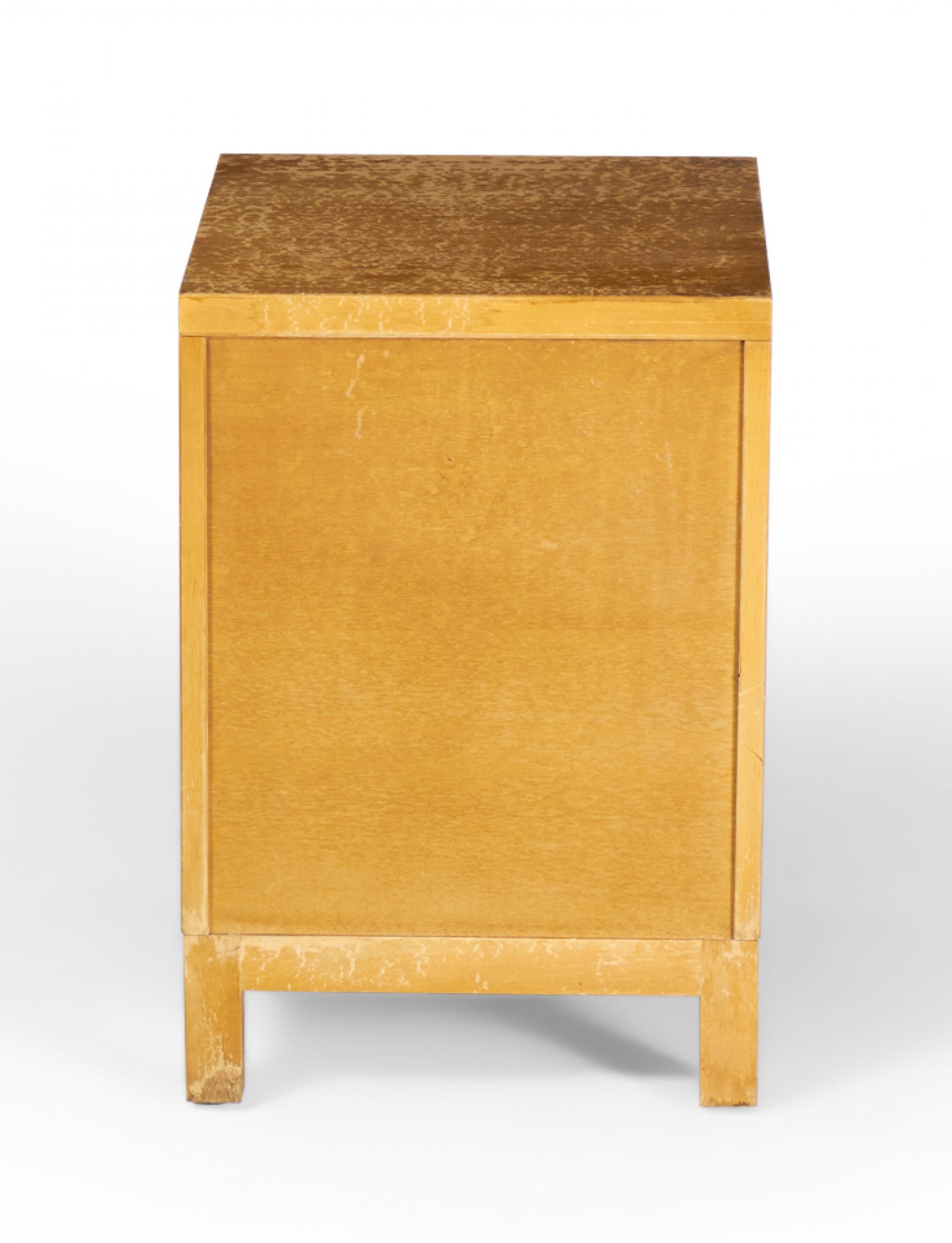 Widdicomb Moderner amerikanischer Mid-Century-Nachttisch mit drei Schubladen aus Nussbaumholz im Zustand „Gut“ in Queens, NY