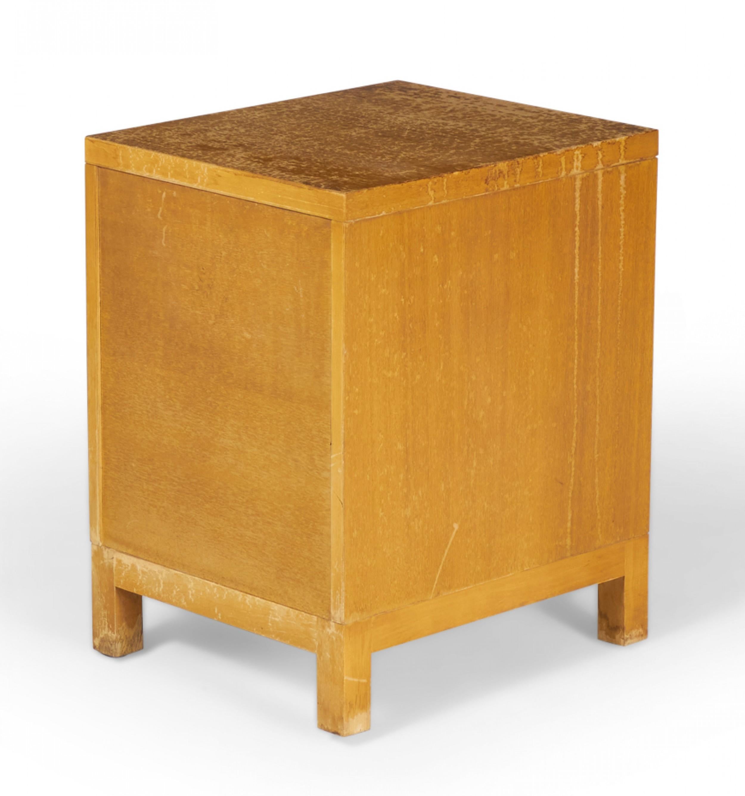 Widdicomb Moderner amerikanischer Mid-Century-Nachttisch mit drei Schubladen aus Nussbaumholz (20. Jahrhundert)