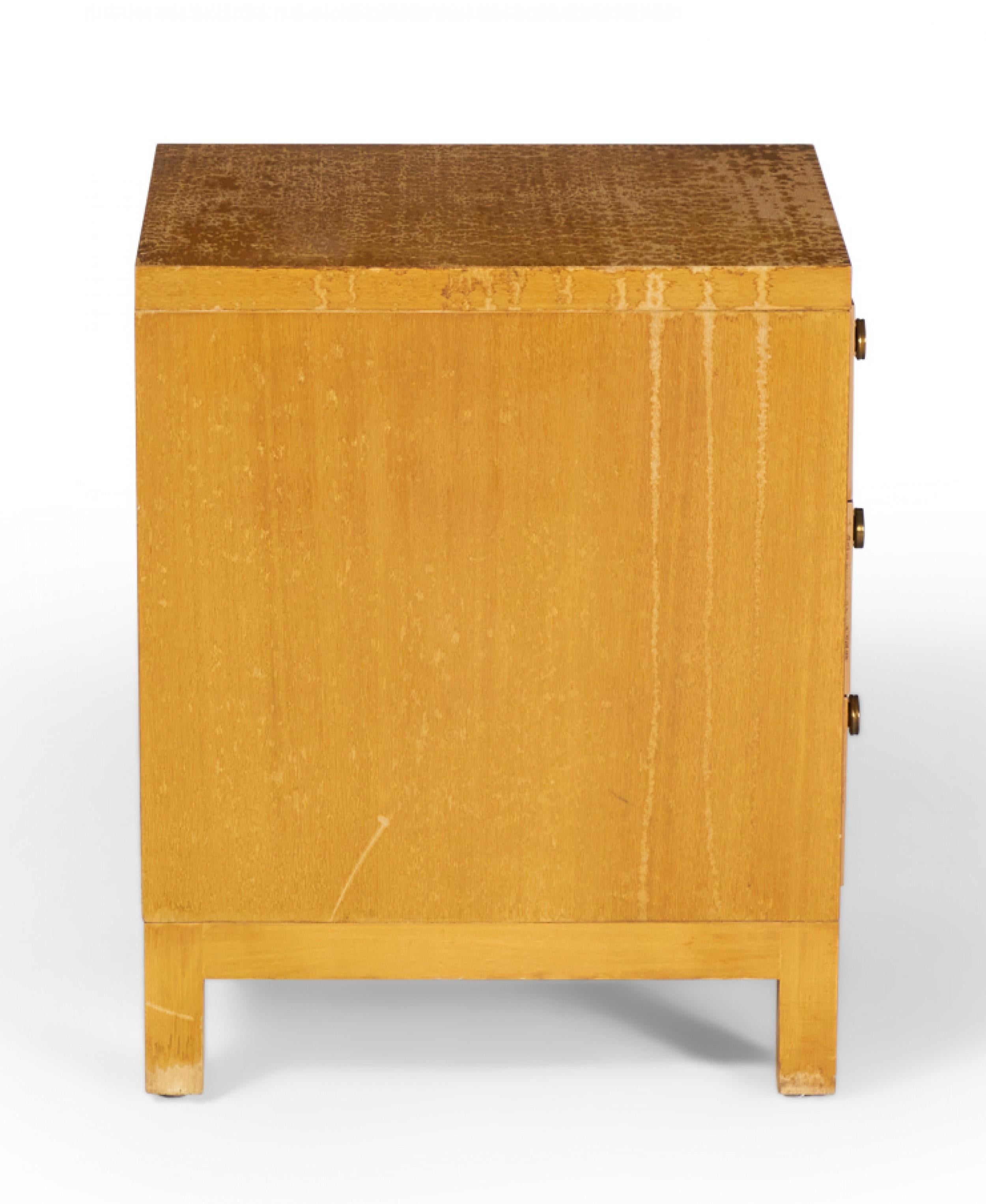 Widdicomb Moderner amerikanischer Mid-Century-Nachttisch mit drei Schubladen aus Nussbaumholz (Messing)