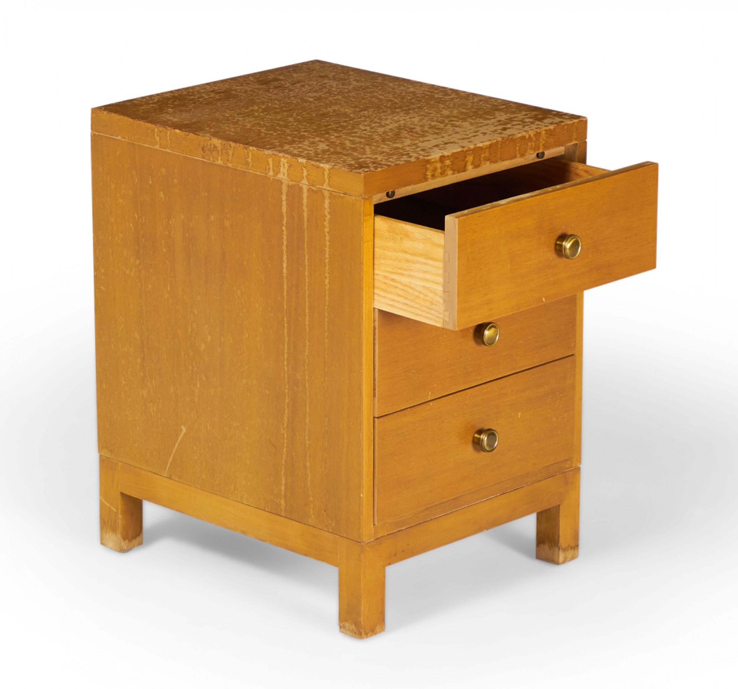 Widdicomb Moderner amerikanischer Mid-Century-Nachttisch mit drei Schubladen aus Nussbaumholz 2