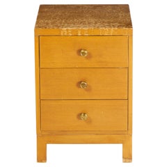 Widdicomb Moderner amerikanischer Mid-Century-Nachttisch mit drei Schubladen aus Nussbaumholz