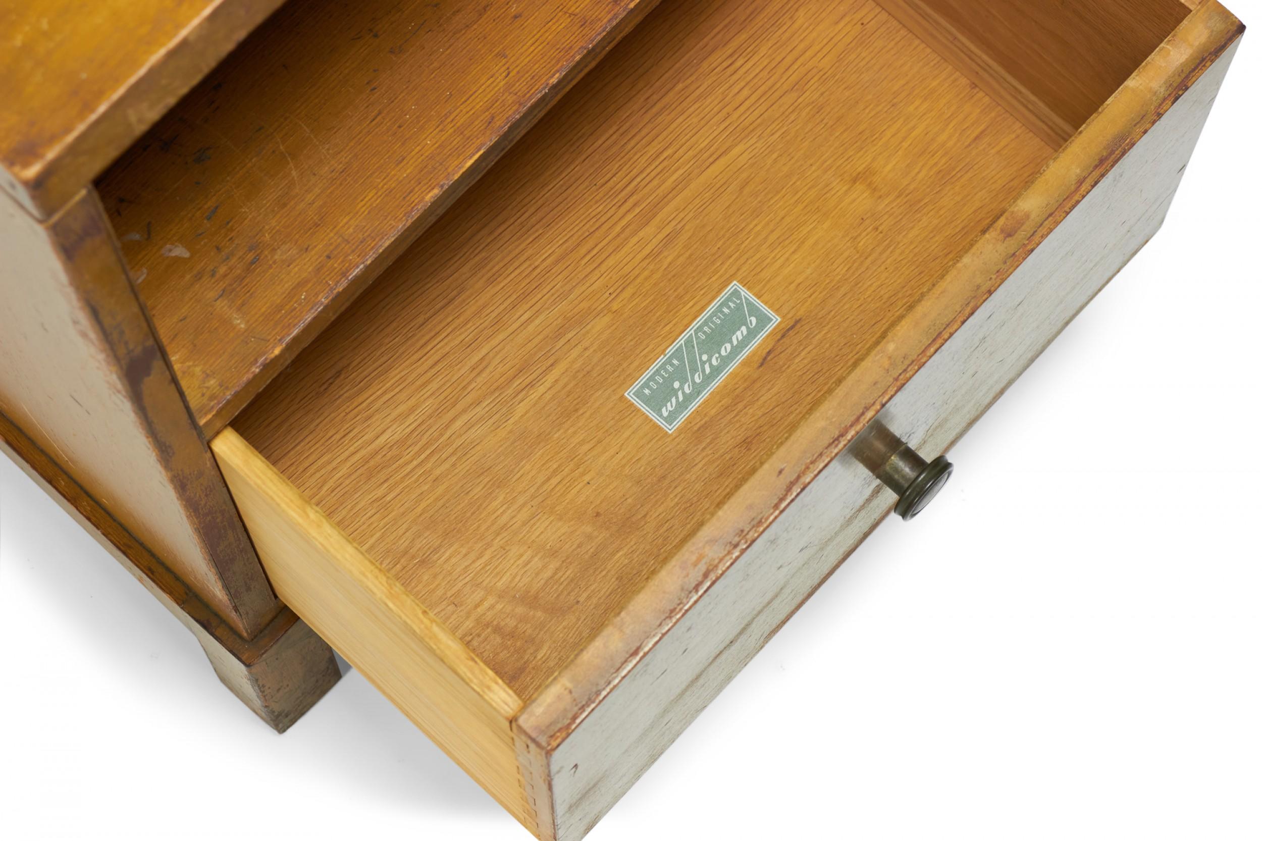 Widdicomb Modern American Mid-Century Walnut Single Drawer Nightstand For Sale 4