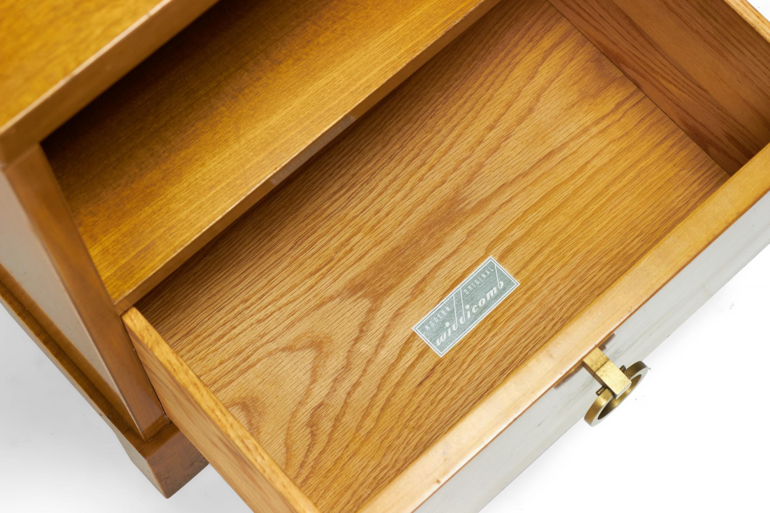 Widdicomb Modern American Mid-Century Walnut Single Drawer Nightstand For Sale 4
