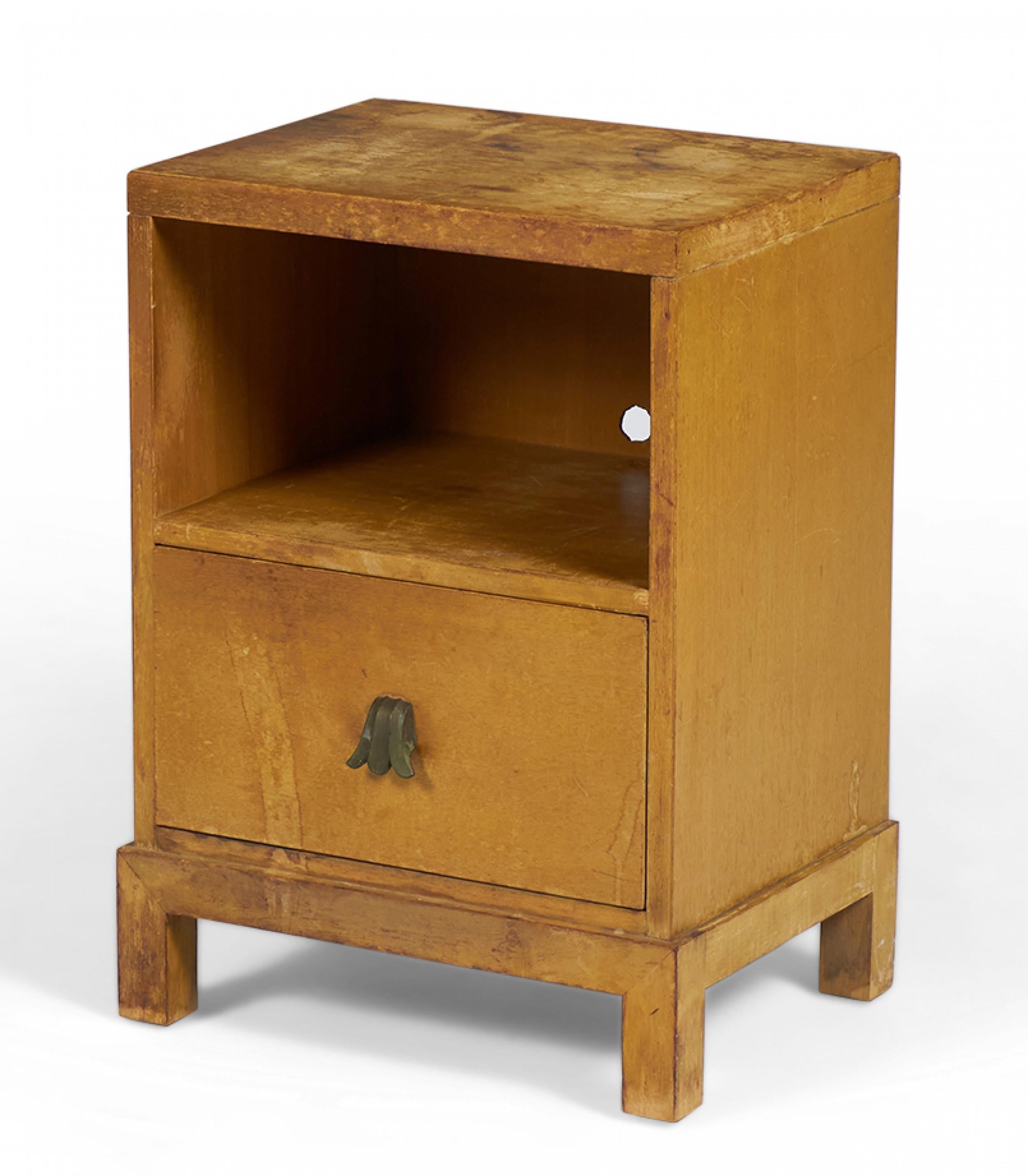 American Mid-Century (1950s) walnut nightstand with an open upper cabinet and a lower drawer with a curved foliate-shaped metal drawer pull, resting on a square Chinese-style base. (WIDDICOMB MODERN)(Similar pieces: DUF0145B-D)
 
Finish is damaged.