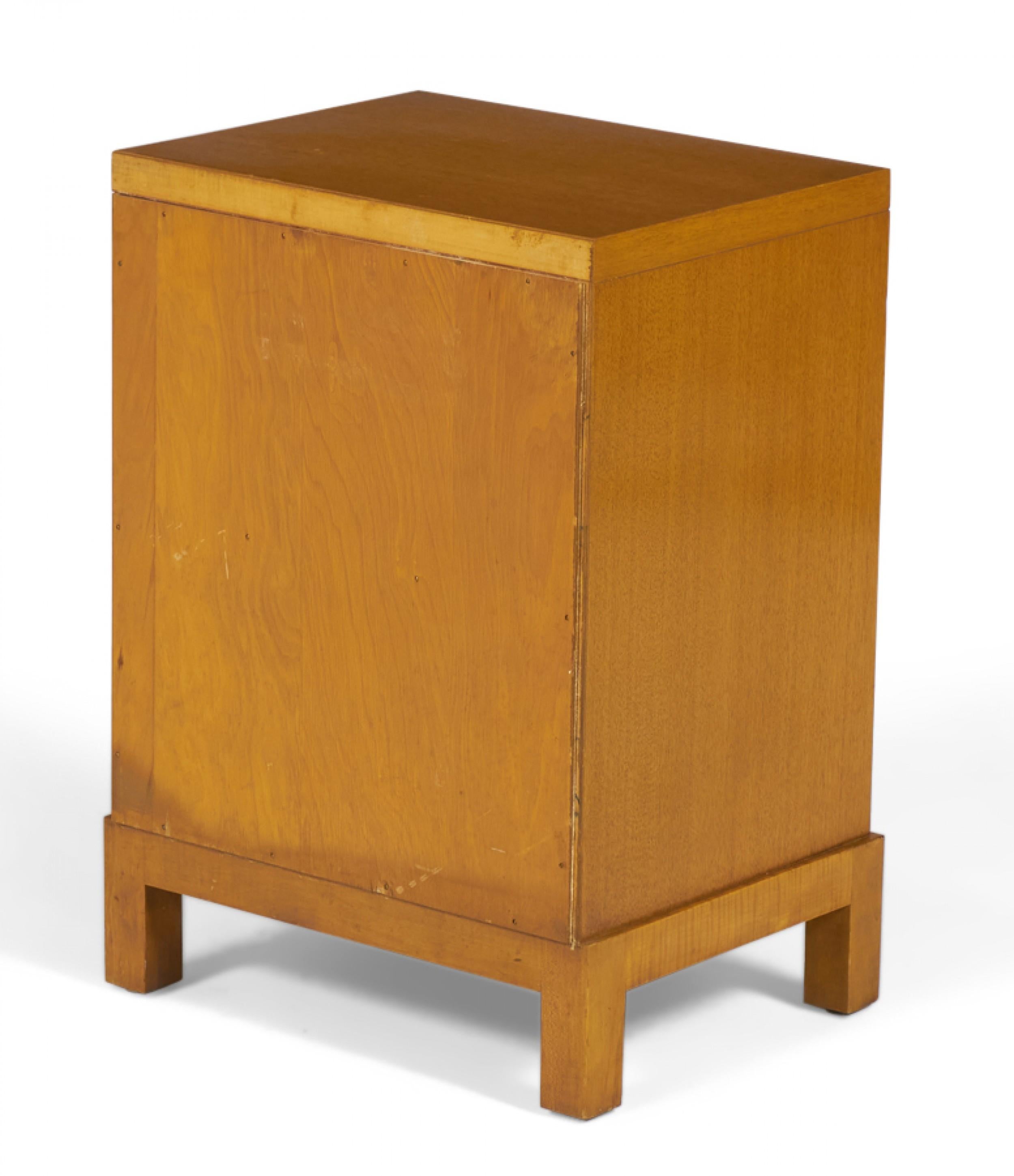 20ième siècle Table de nuit américaine moderne Widdicomb en noyer du milieu du siècle dernier à un tiroir en vente