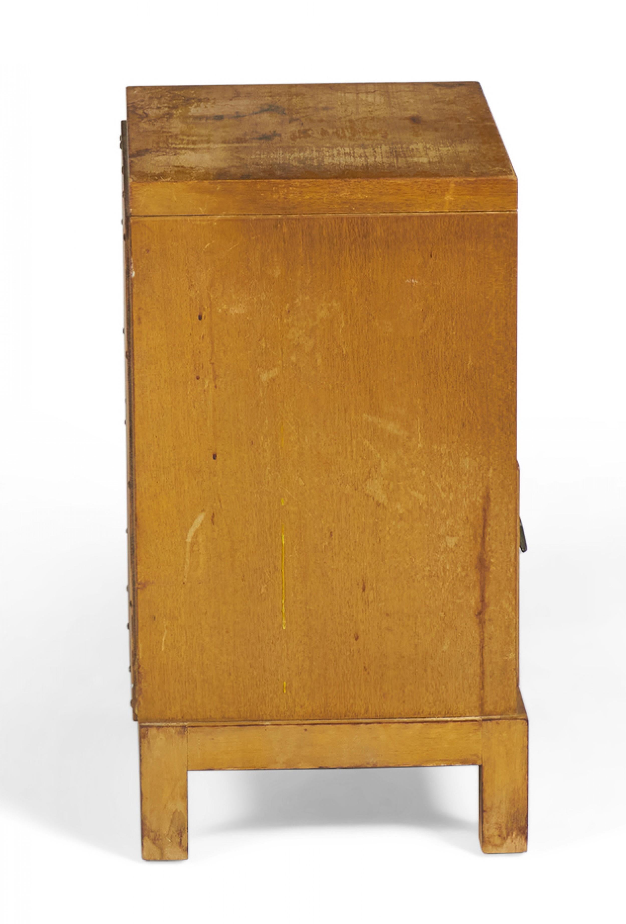 Métal Table de nuit américaine moderne Widdicomb en noyer du milieu du siècle dernier à un tiroir en vente