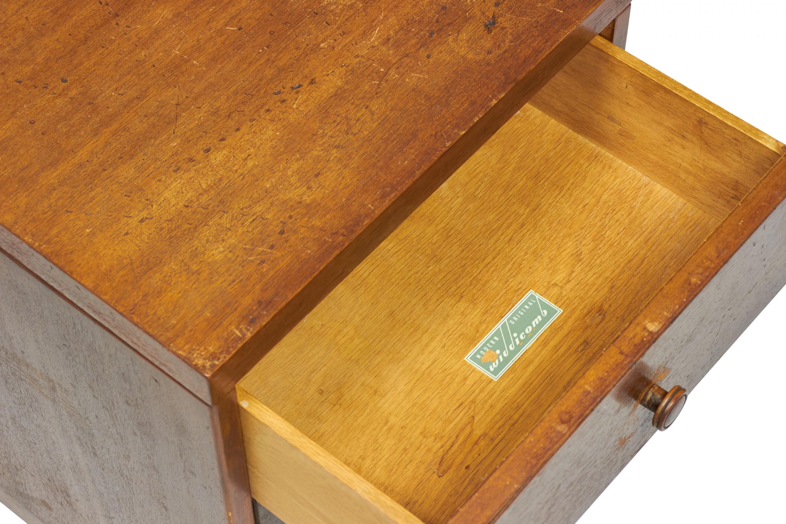 Widdicomb Moderner Nachttisch mit drei Schubladen aus dunkel gebeiztem Nussbaumholz im Angebot 6