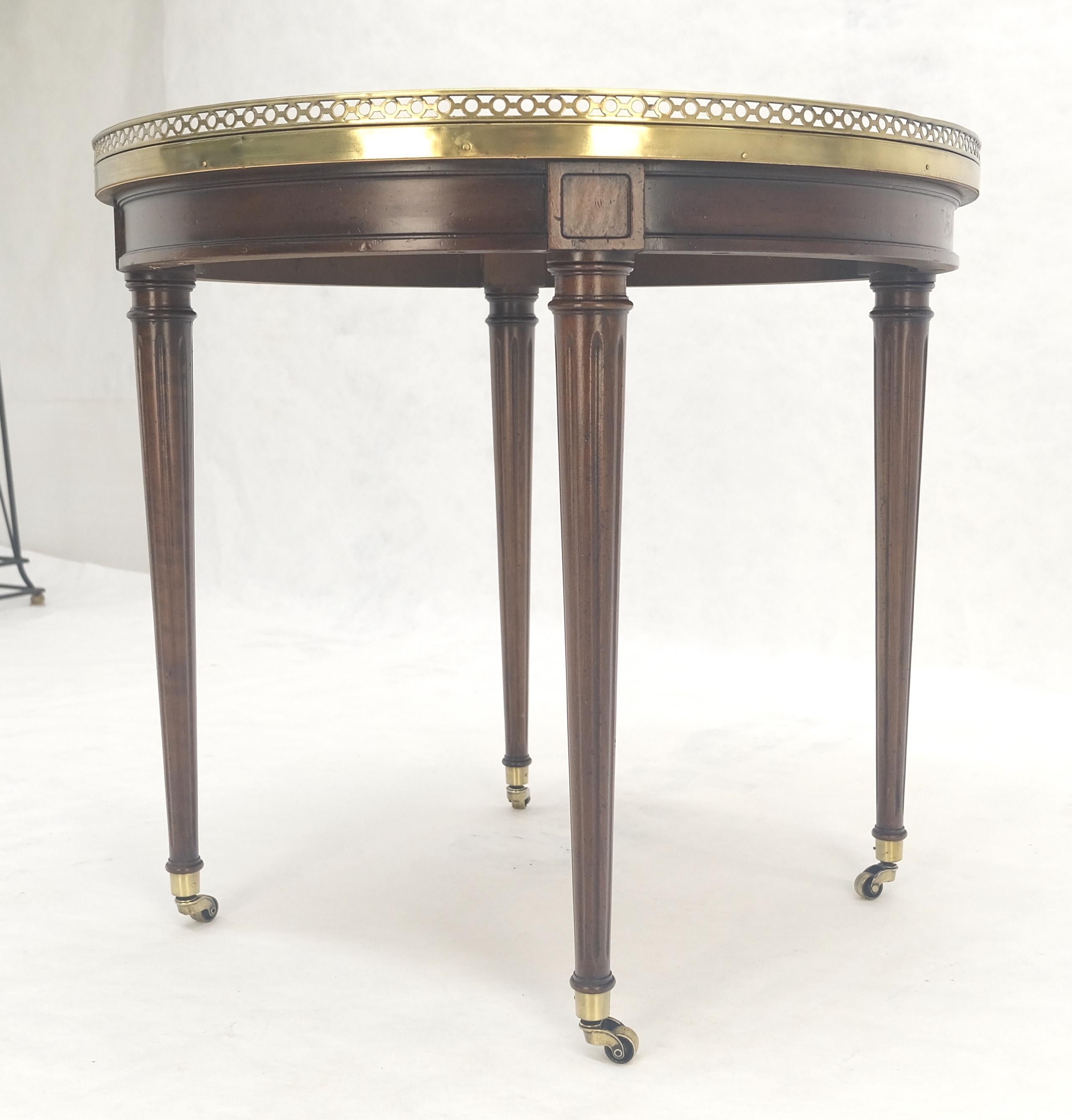 Widdicomb Round Brass Gallery Top Fluted Legs Lamp Side Table on Casters MINT en vente 3