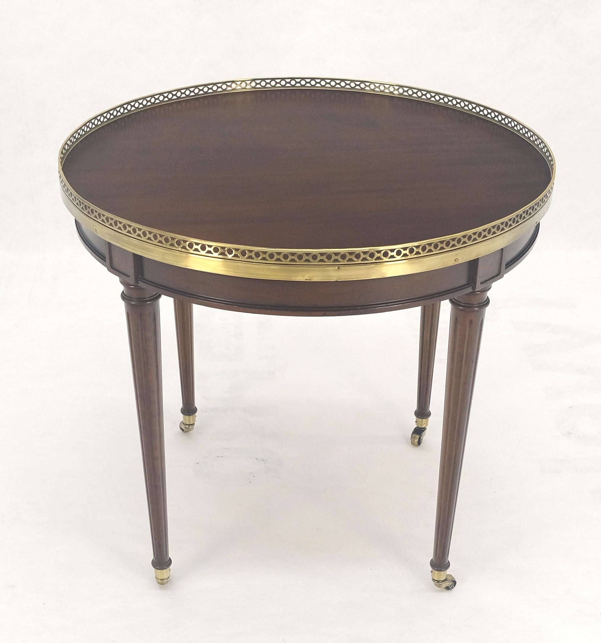 Laqué Widdicomb Round Brass Gallery Top Fluted Legs Lamp Side Table on Casters MINT en vente