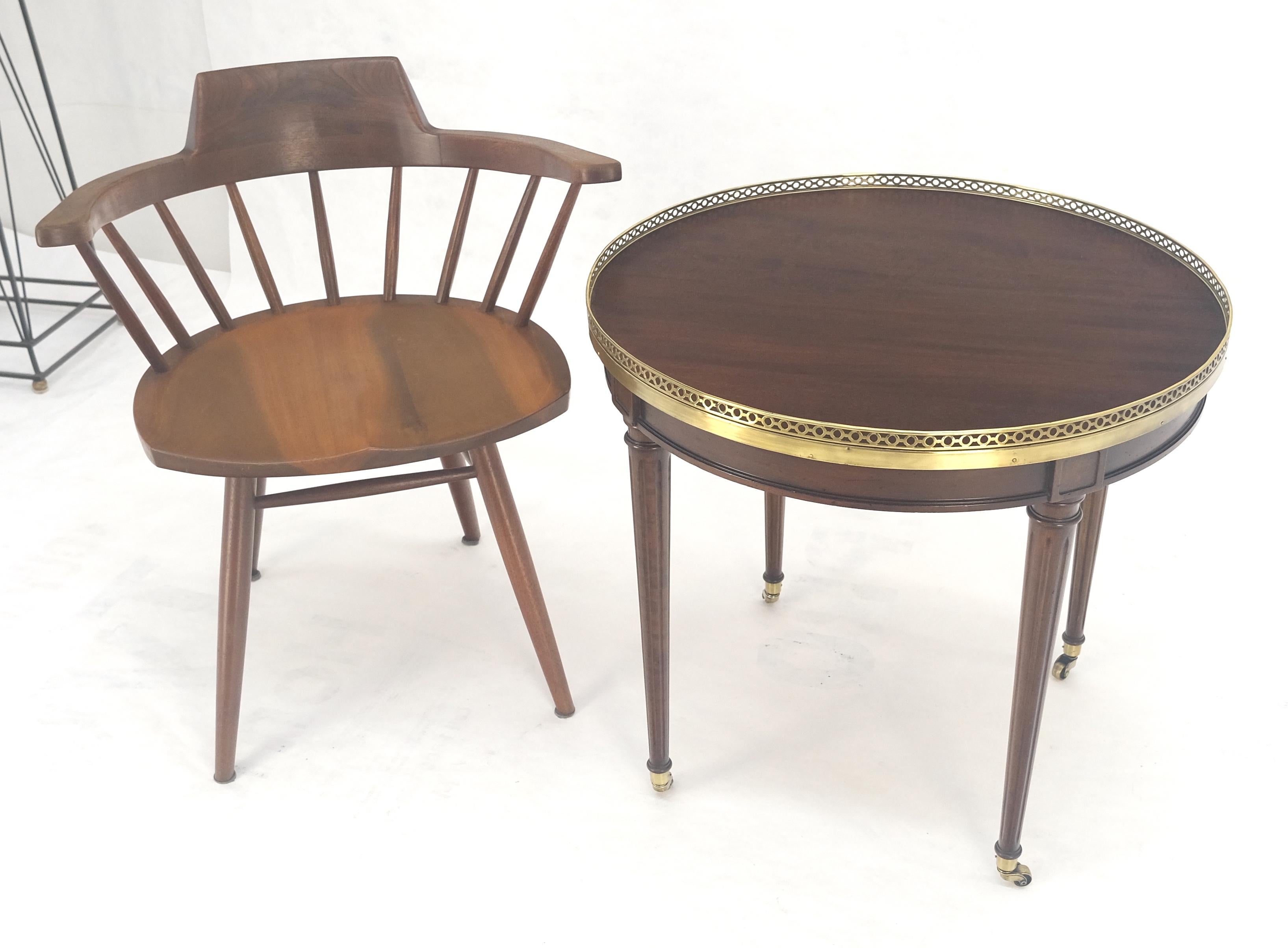 Widdicomb Round Brass Gallery Top Fluted Legs Lamp Side Table on Casters MINT Bon état - En vente à Rockaway, NJ