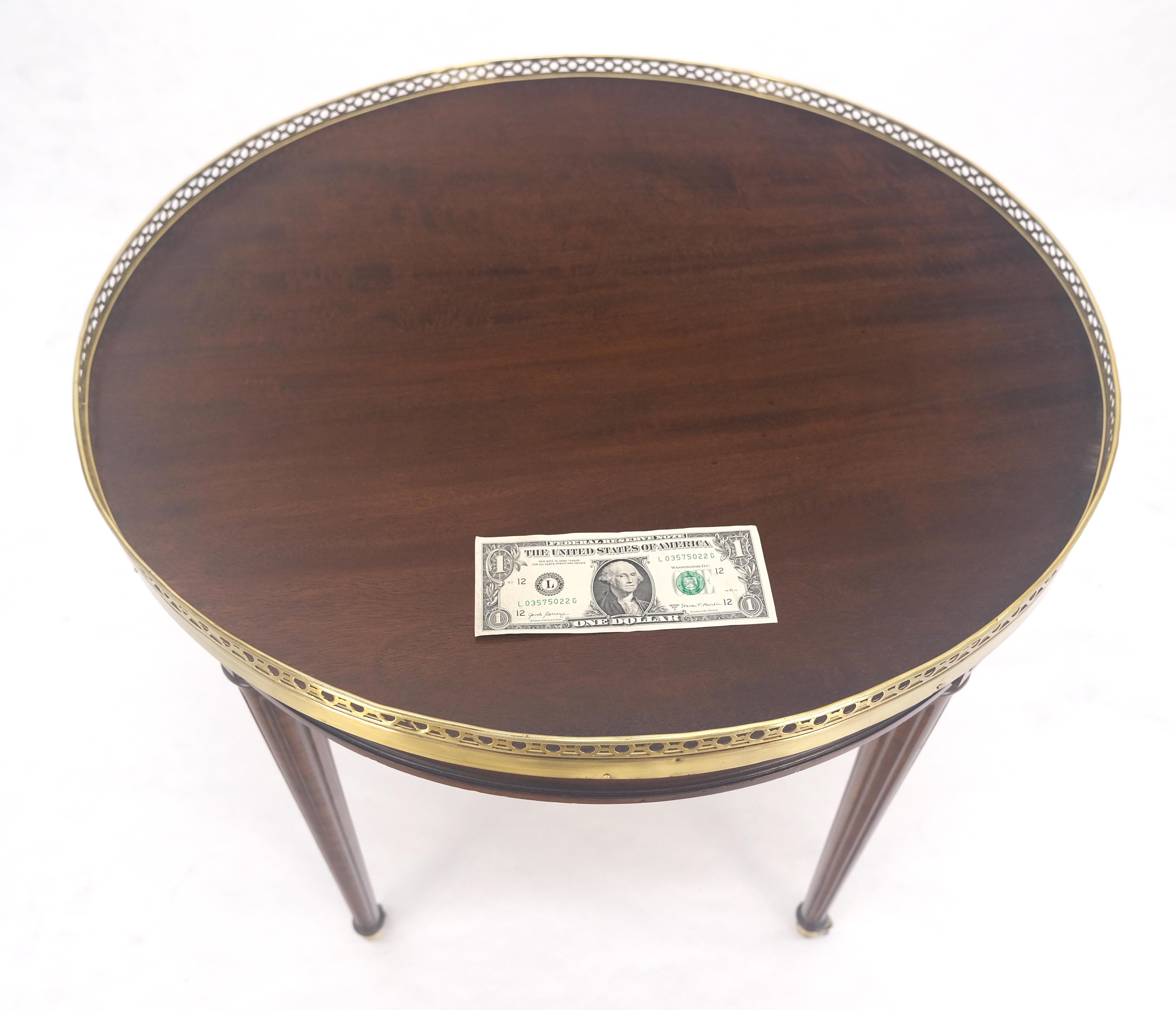 20ième siècle Widdicomb Round Brass Gallery Top Fluted Legs Lamp Side Table on Casters MINT en vente