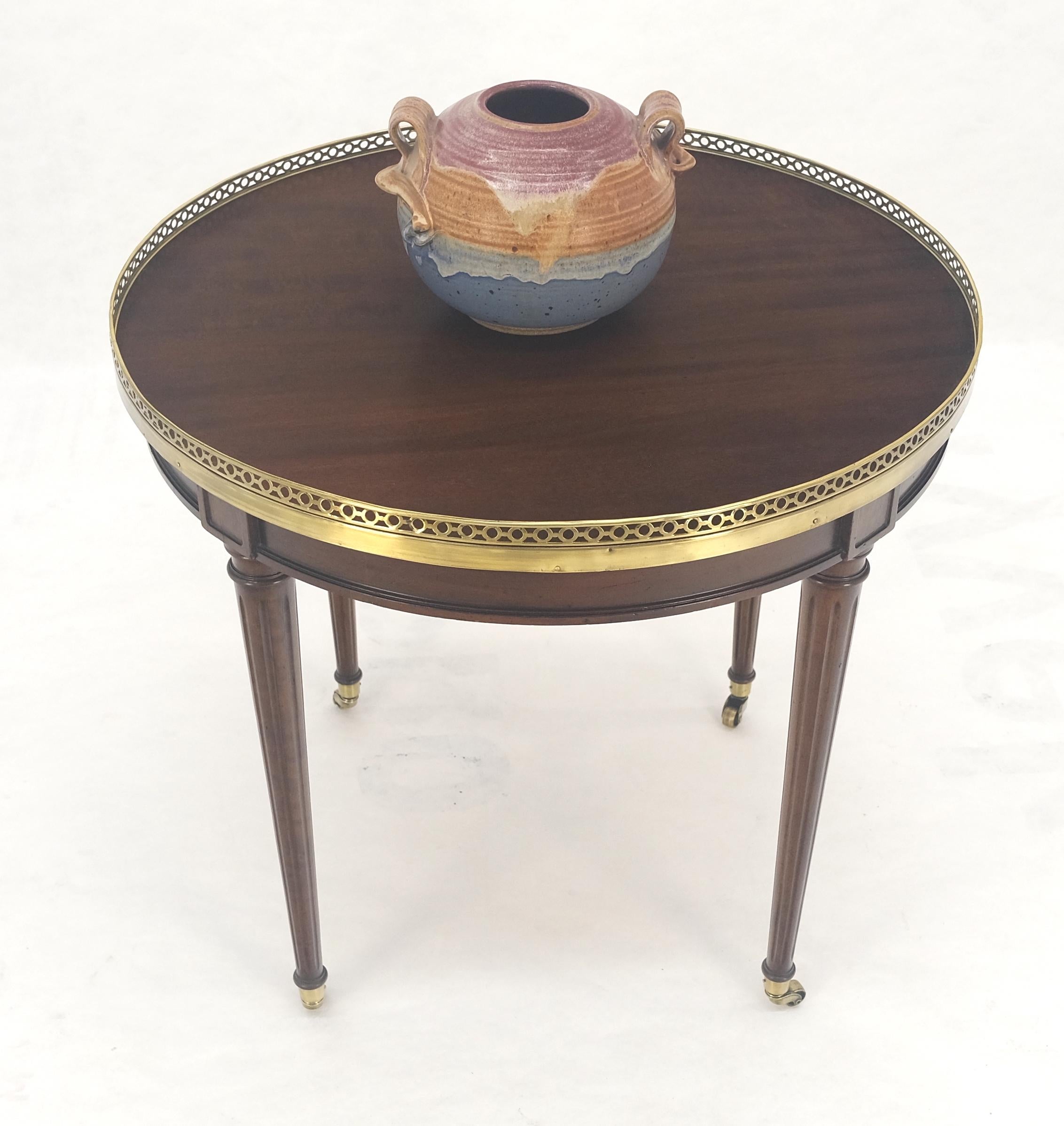 Widdicomb Round Brass Gallery Top Fluted Legs Lamp Side Table on Casters MINT en vente 1
