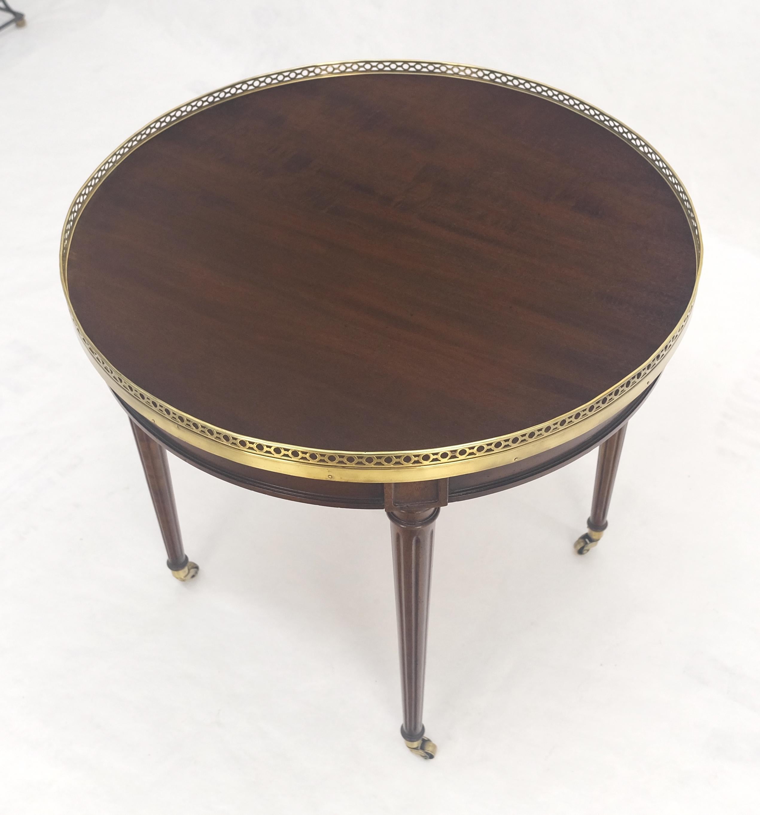 Widdicomb Round Brass Gallery Top Fluted Legs Lamp Side Table on Casters MINT en vente 2