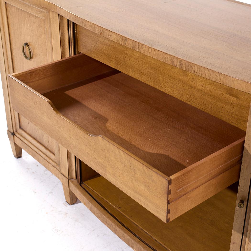 Credenza con anta a tamburo in mogano sbiancato stile Widdicomb della metà del secolo scorso in vendita 2