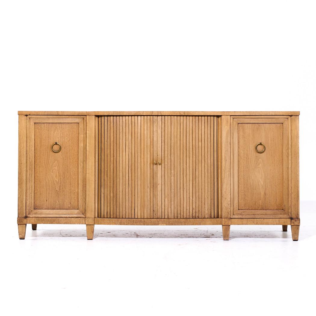 Credenza con anta a tamburo in mogano sbiancato stile Widdicomb della metà del secolo scorso

Questa credenza misura: 70,25 larghezza x 20 profondità x 32 pollici di altezza

Tutti i mobili possono essere acquistati in quello che noi chiamiamo stato