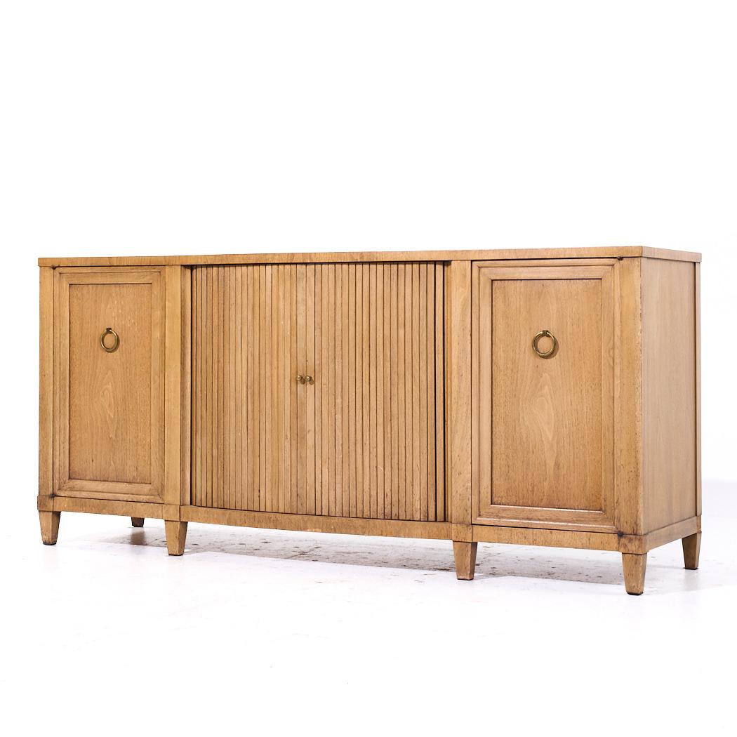 Mid-Century moderno Credenza con anta a tamburo in mogano sbiancato stile Widdicomb della metà del secolo scorso in vendita