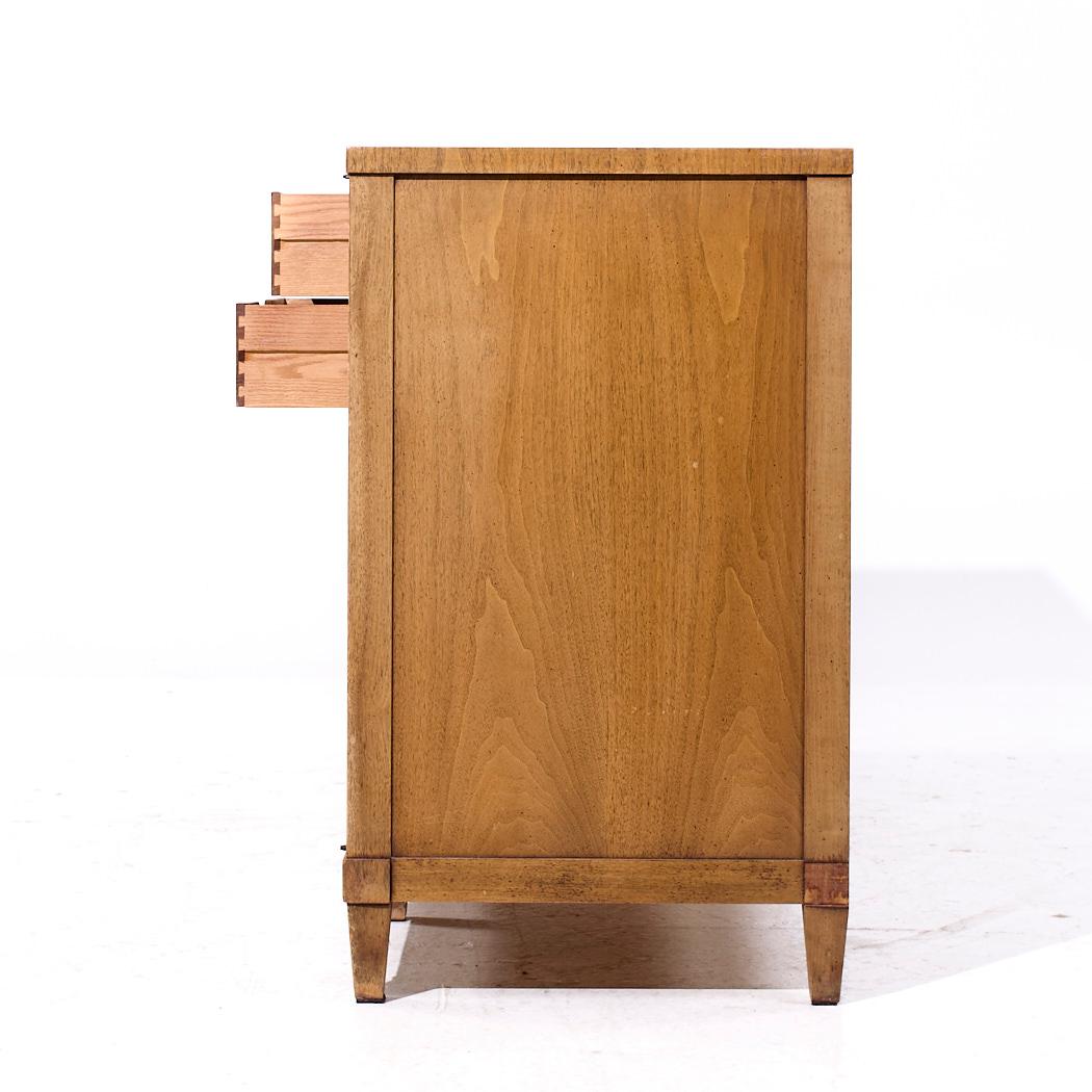 Sbiancato Credenza con anta a tamburo in mogano sbiancato stile Widdicomb della metà del secolo scorso in vendita