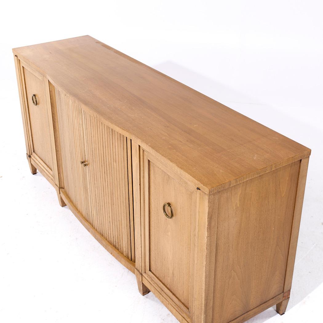 Credenza con anta a tamburo in mogano sbiancato stile Widdicomb della metà del secolo scorso In condizioni buone in vendita a Countryside, IL