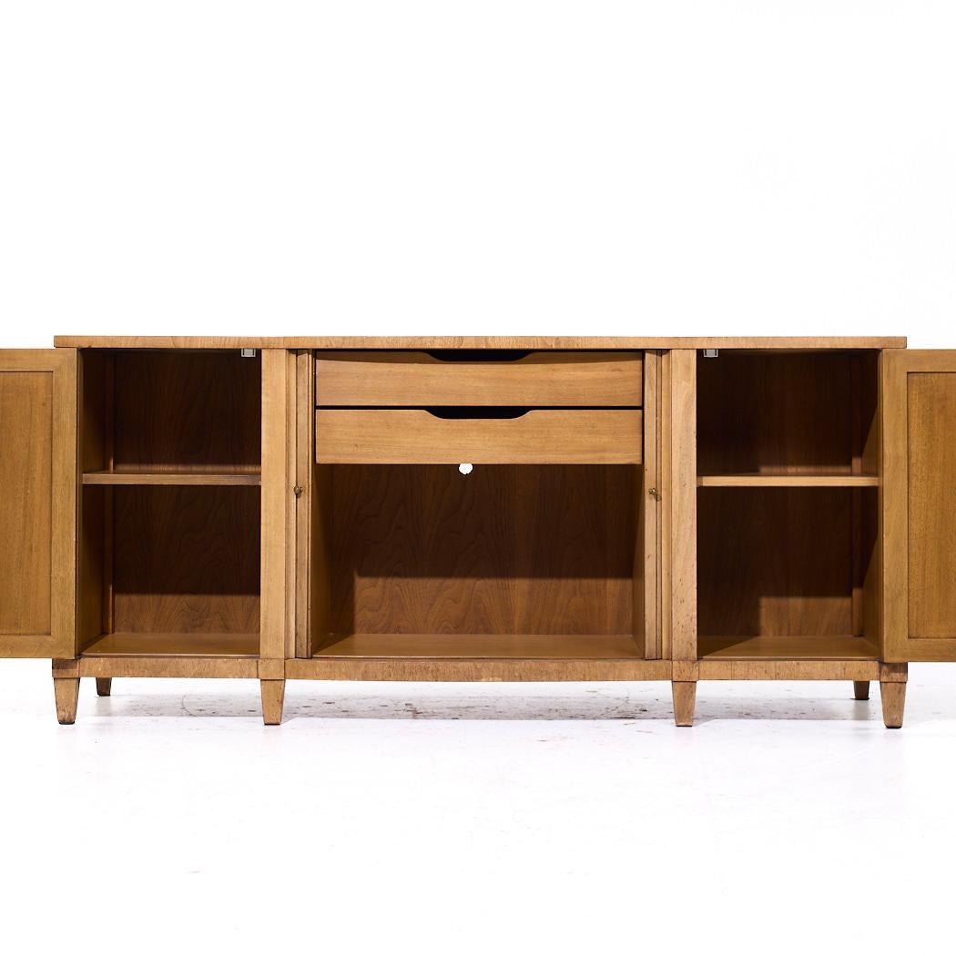 Fine XX secolo Credenza con anta a tamburo in mogano sbiancato stile Widdicomb della metà del secolo scorso in vendita